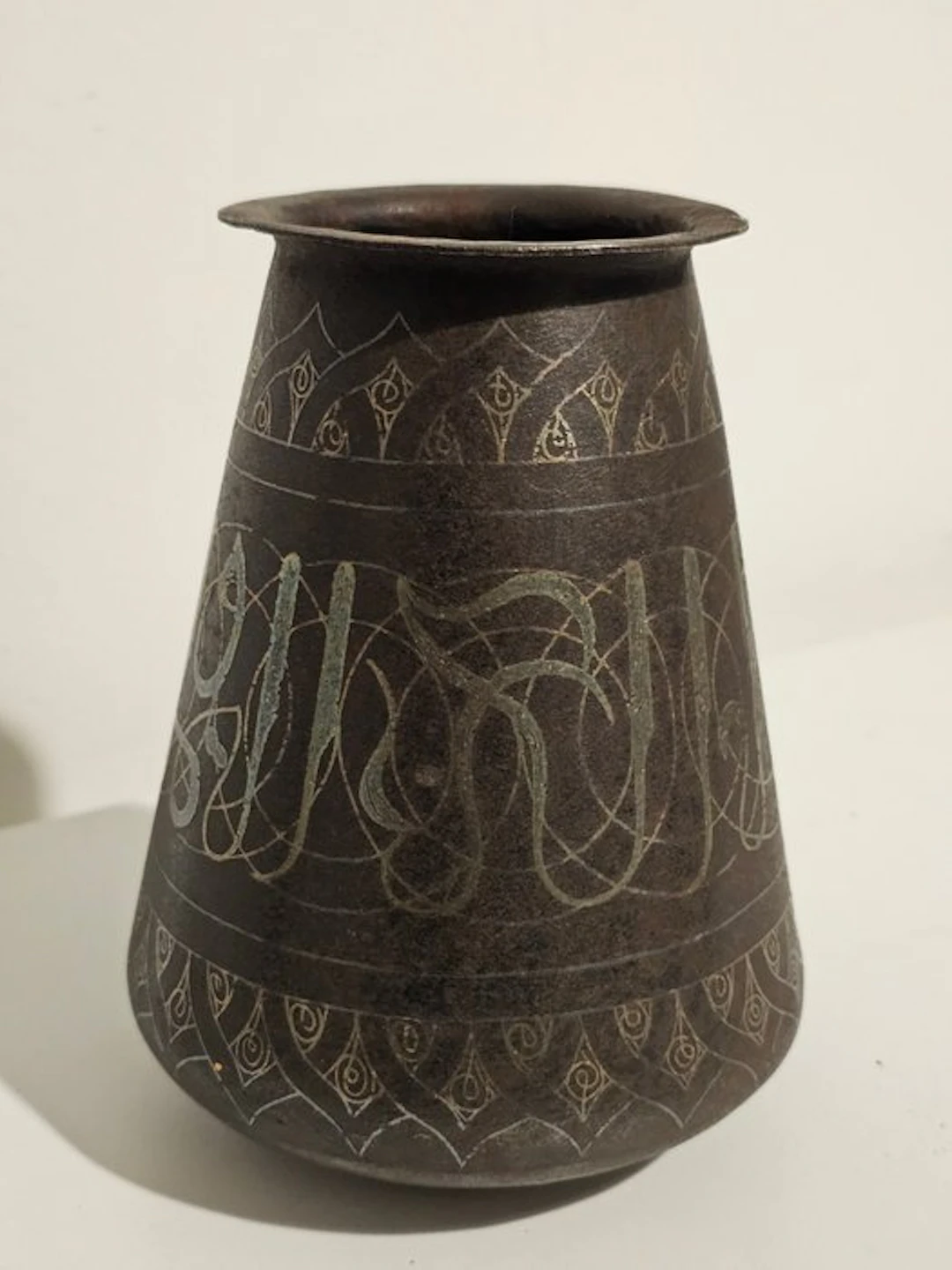 Koftgari vase - Iron (cast/wrought), Brass, Silver - India - Early 20th century