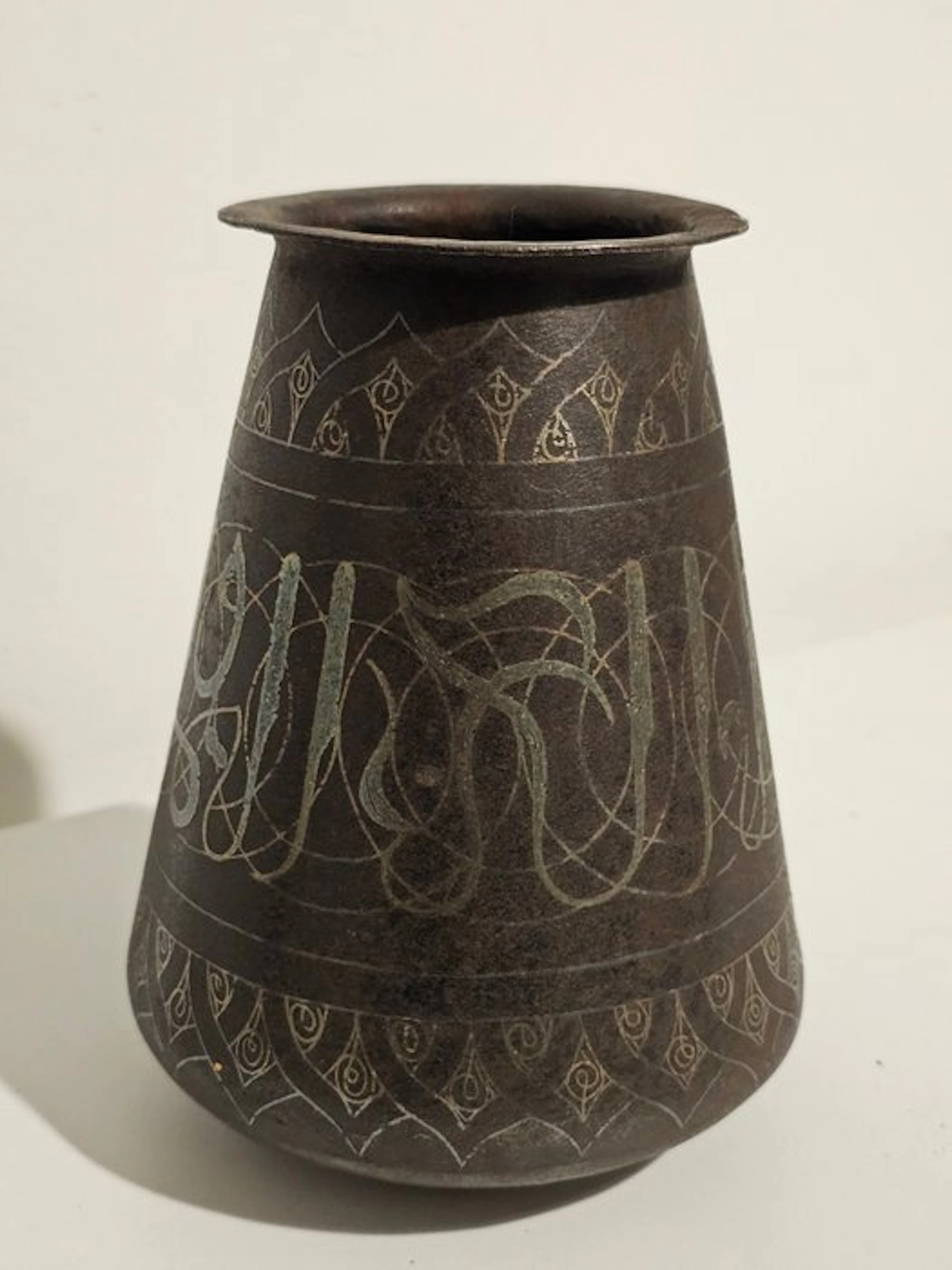 Koftgari vase - Iron (cast/wrought), Brass, Silver - India - Early 20th century