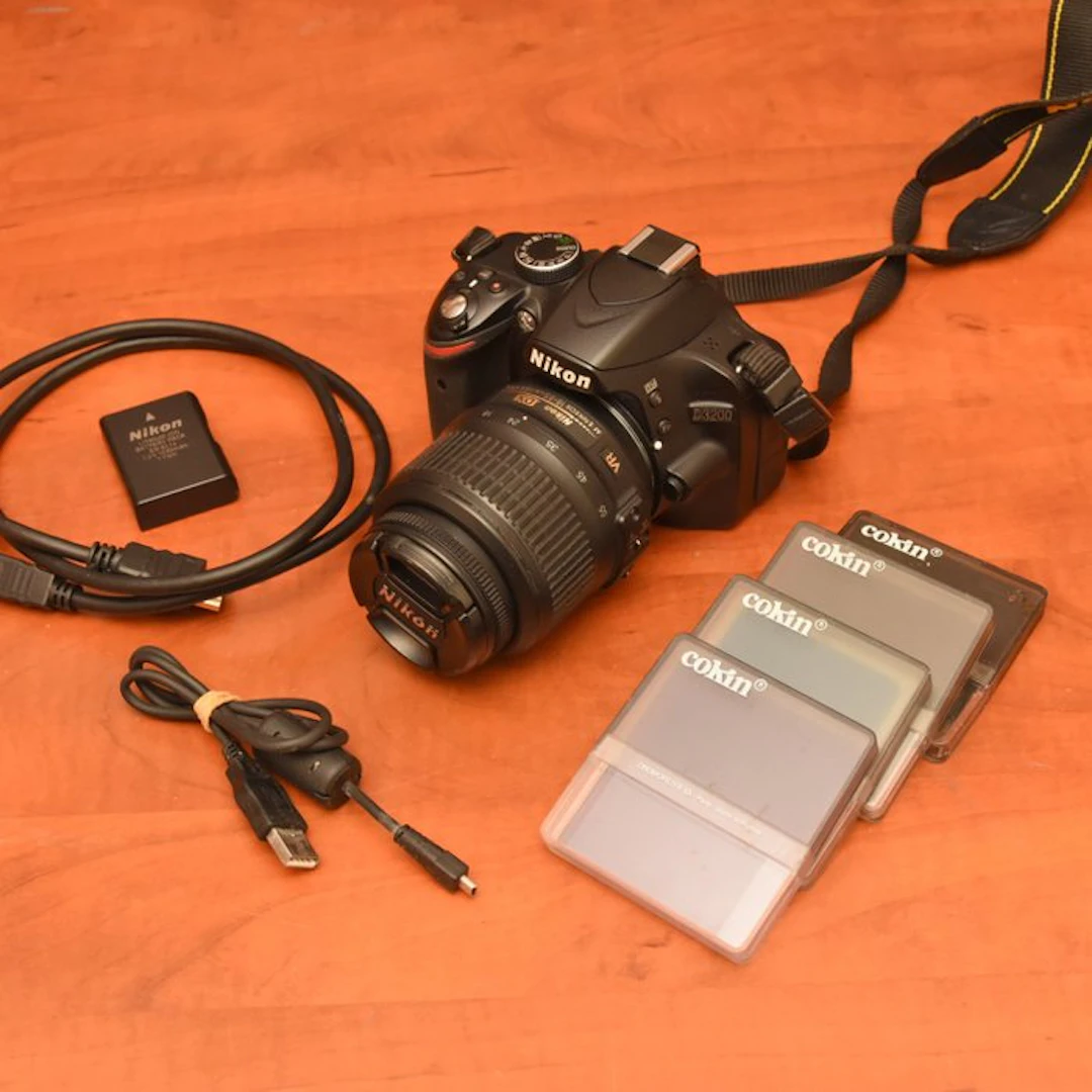 Nikon D3200 + AF-S 18-55 VR Digital camera