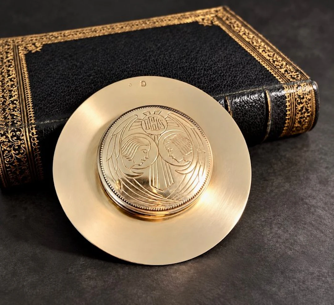 Liturgical pyx on paten – IHS monogram - Art Deco - .950...