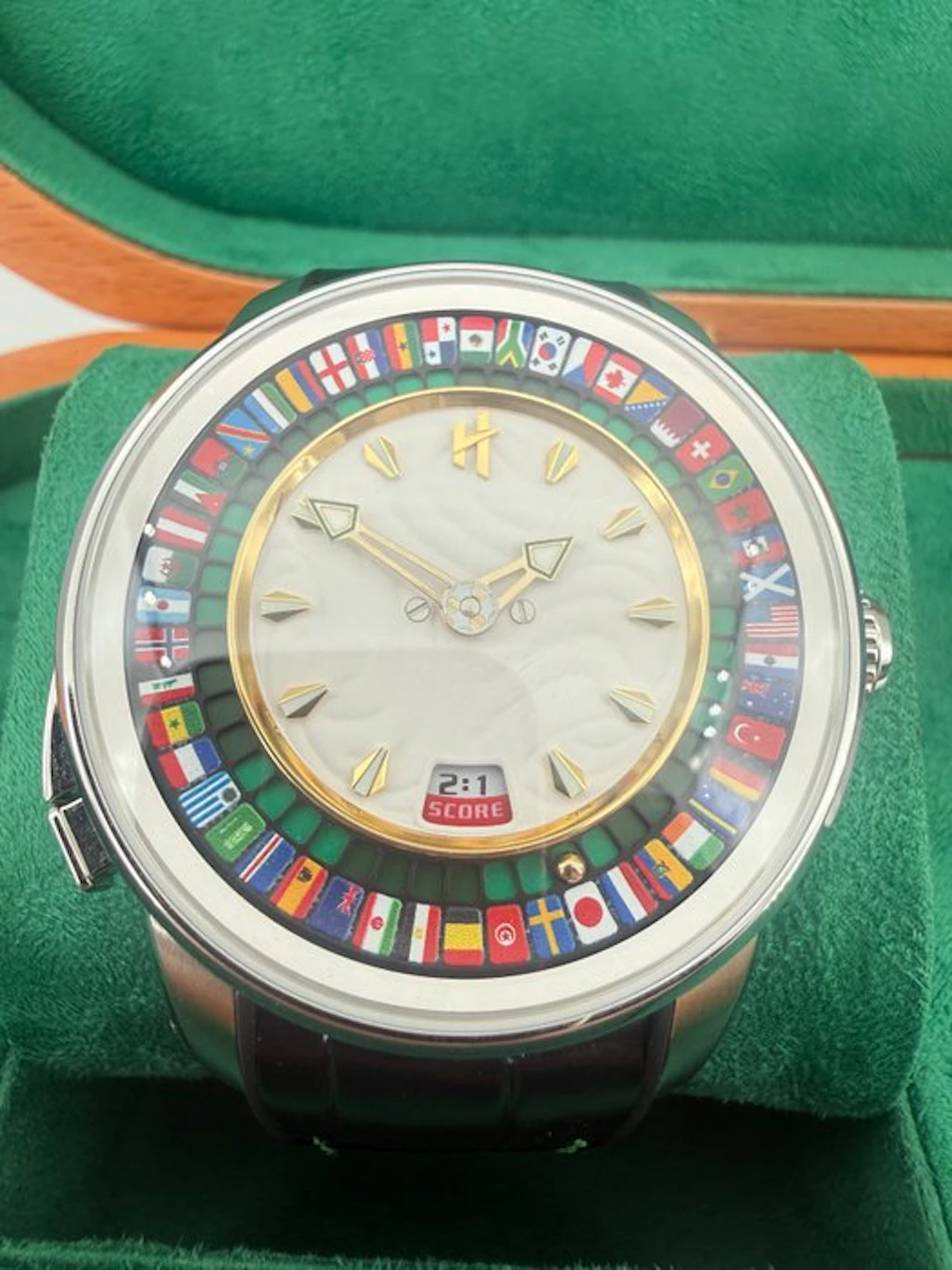 LUCKY HARVEY - Sports Series Silver World Football 18k...