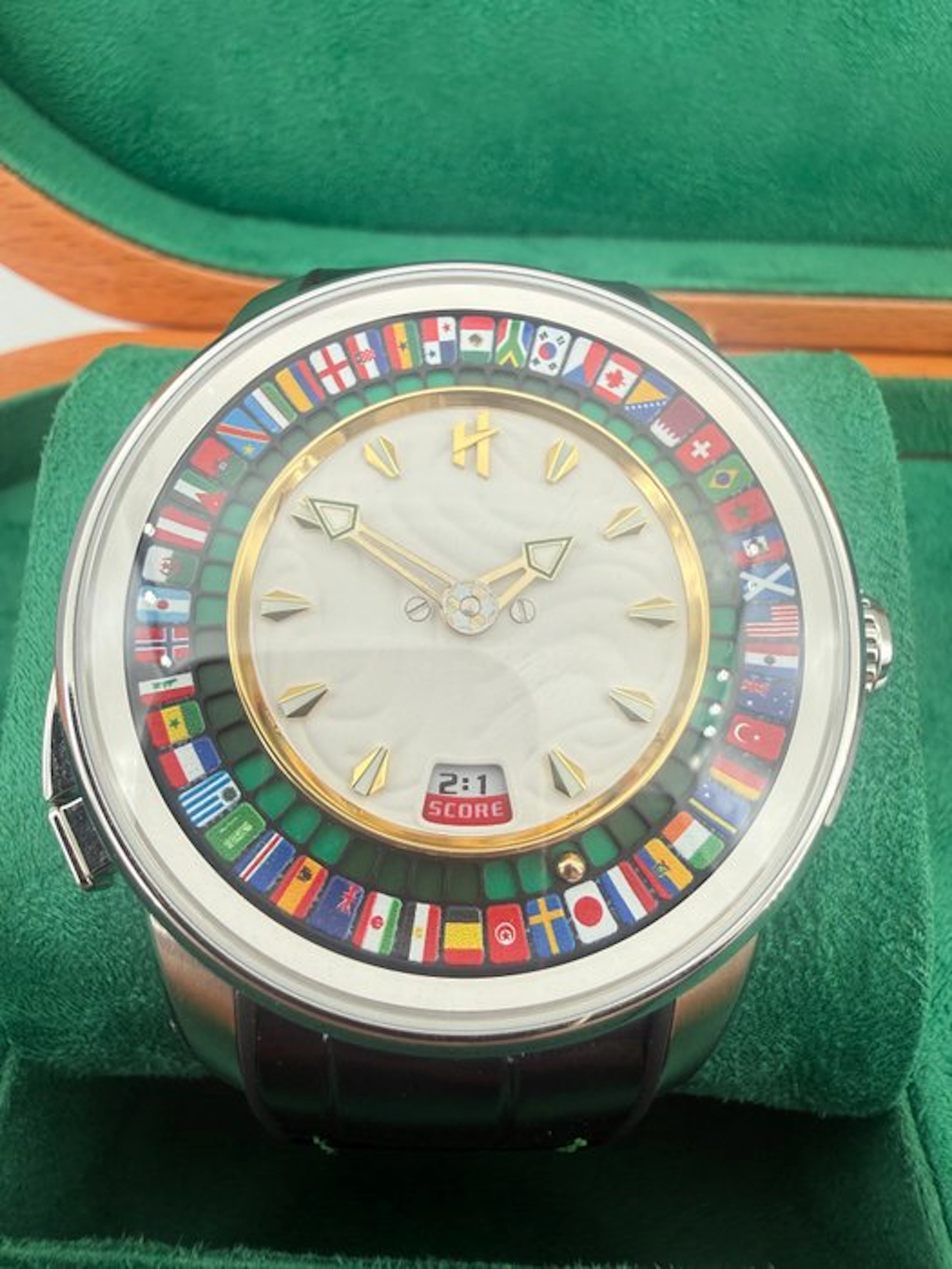 LUCKY HARVEY - Sports Series Silver World Football 18k...