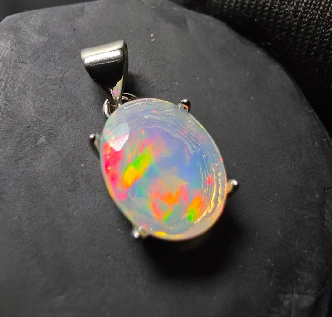 Opal Pendant - Height: 20 mm - Width: 9 mm- 1.07 g - (1)