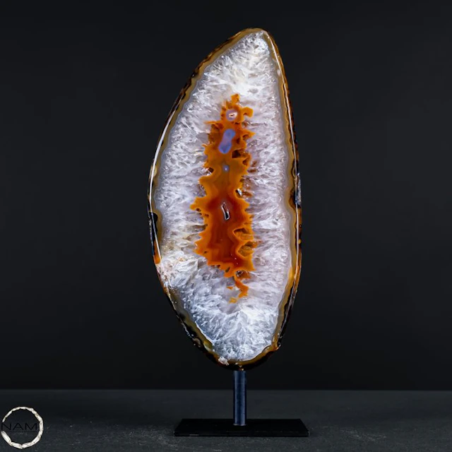 Gentle earth energy – Agate disk on a stand with a warm...