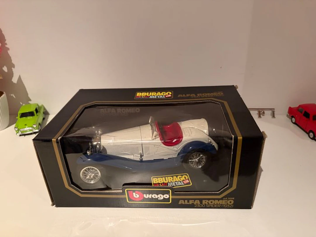 Bburago 1:18 - Model car - Alfa Romeo 2300 Spider