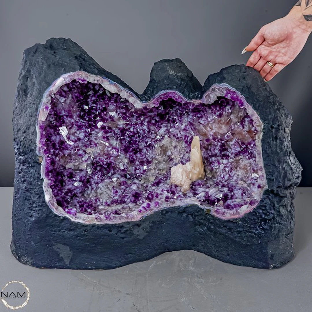 Spectacular 58.1 kg amethyst druse from Uruguay with...