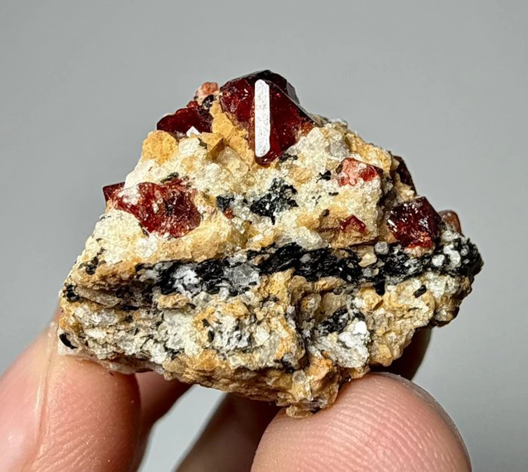 Zircon Crystals on matrix - Height: 31 cm - Width: 29 cm- 22.69 g - (1)