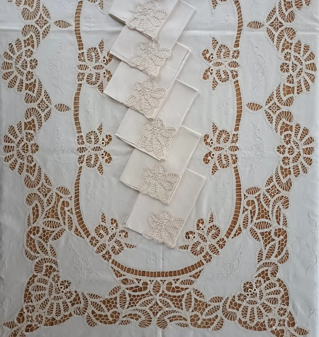 Large tablecloth with handmade embroidery with 12 napkins