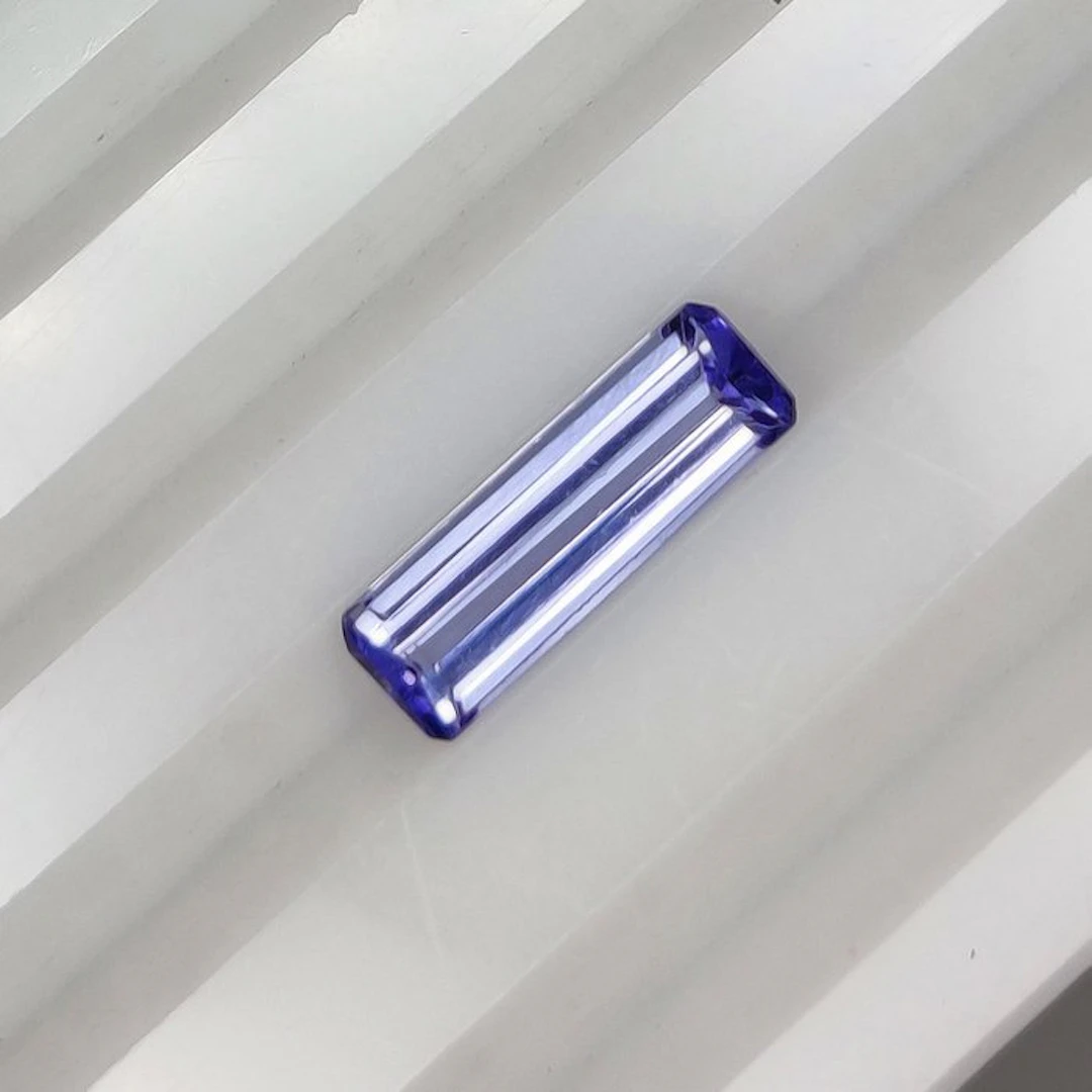 1 pcs Tanzanite - 2.22 ct - International Colored...
