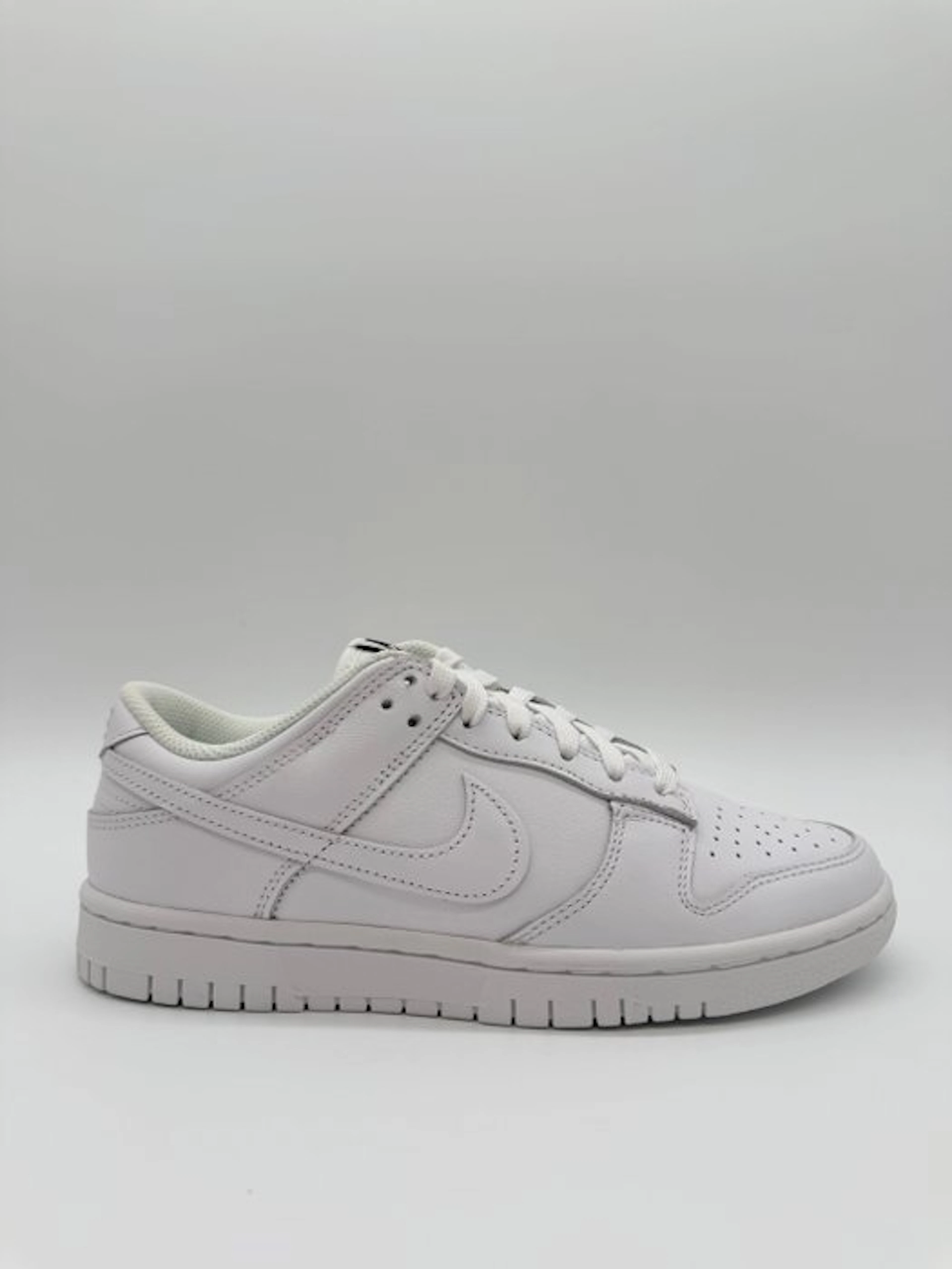 Nike - Nike Dunk Low Triple White (2021) (W) - Sneakers - Size: EU 38
