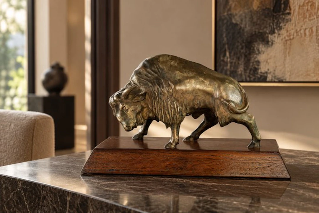 Sculpture, Charging Bison in Art Deco style - 35 cm in length - 20