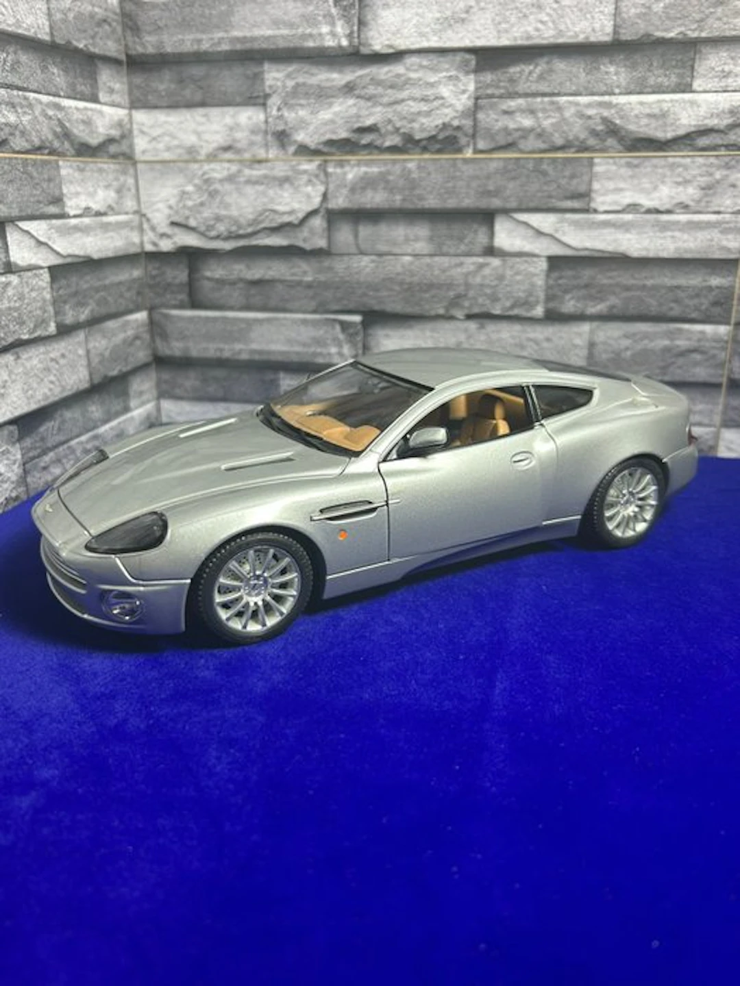 Bburago 1:18 - Model car - Aston Martin V12 Vanquish, Diamond Collection 2001