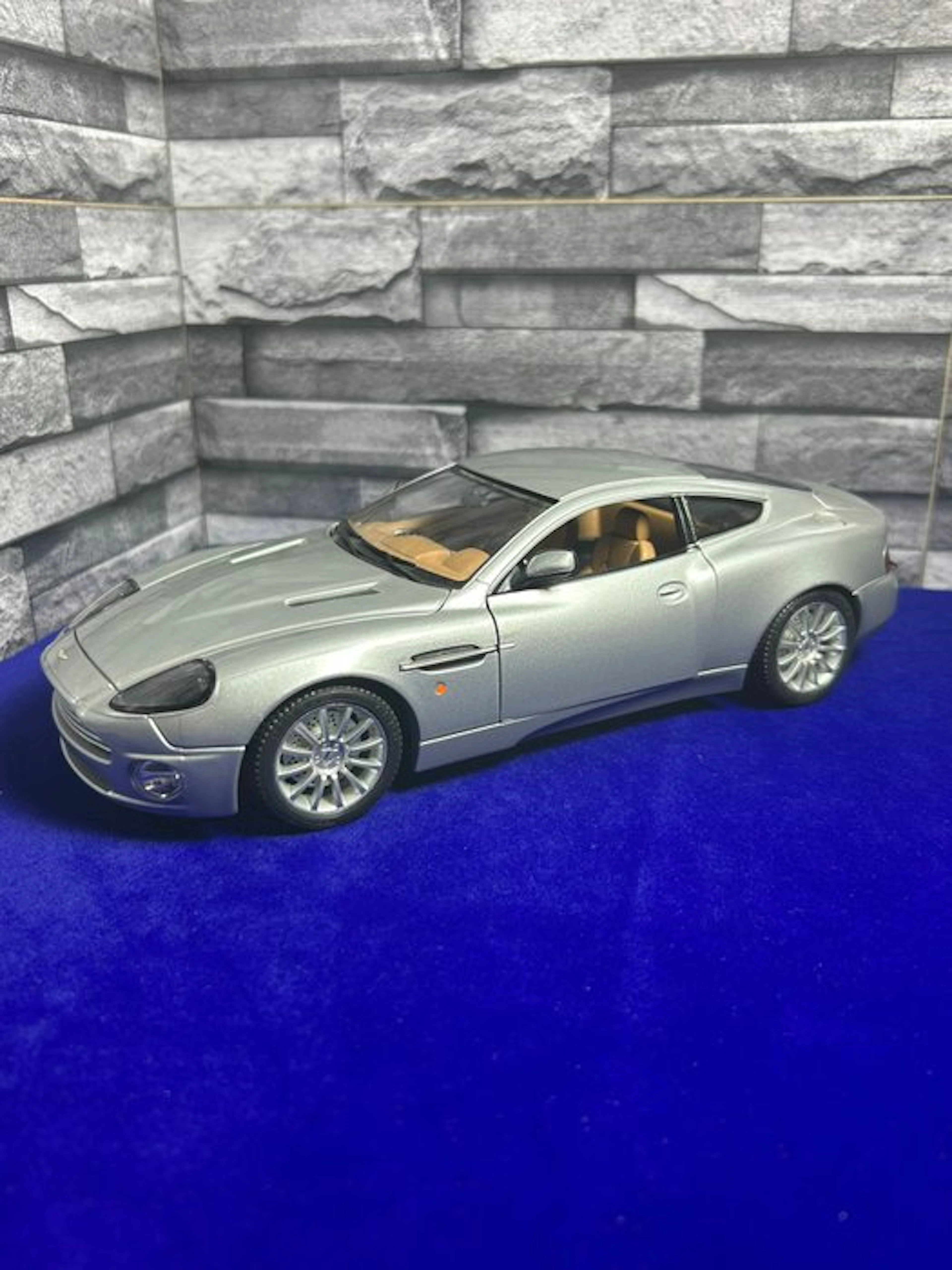 Bburago 1:18 - Model car - Aston Martin V12 Vanquish, Diamond Collection 2001