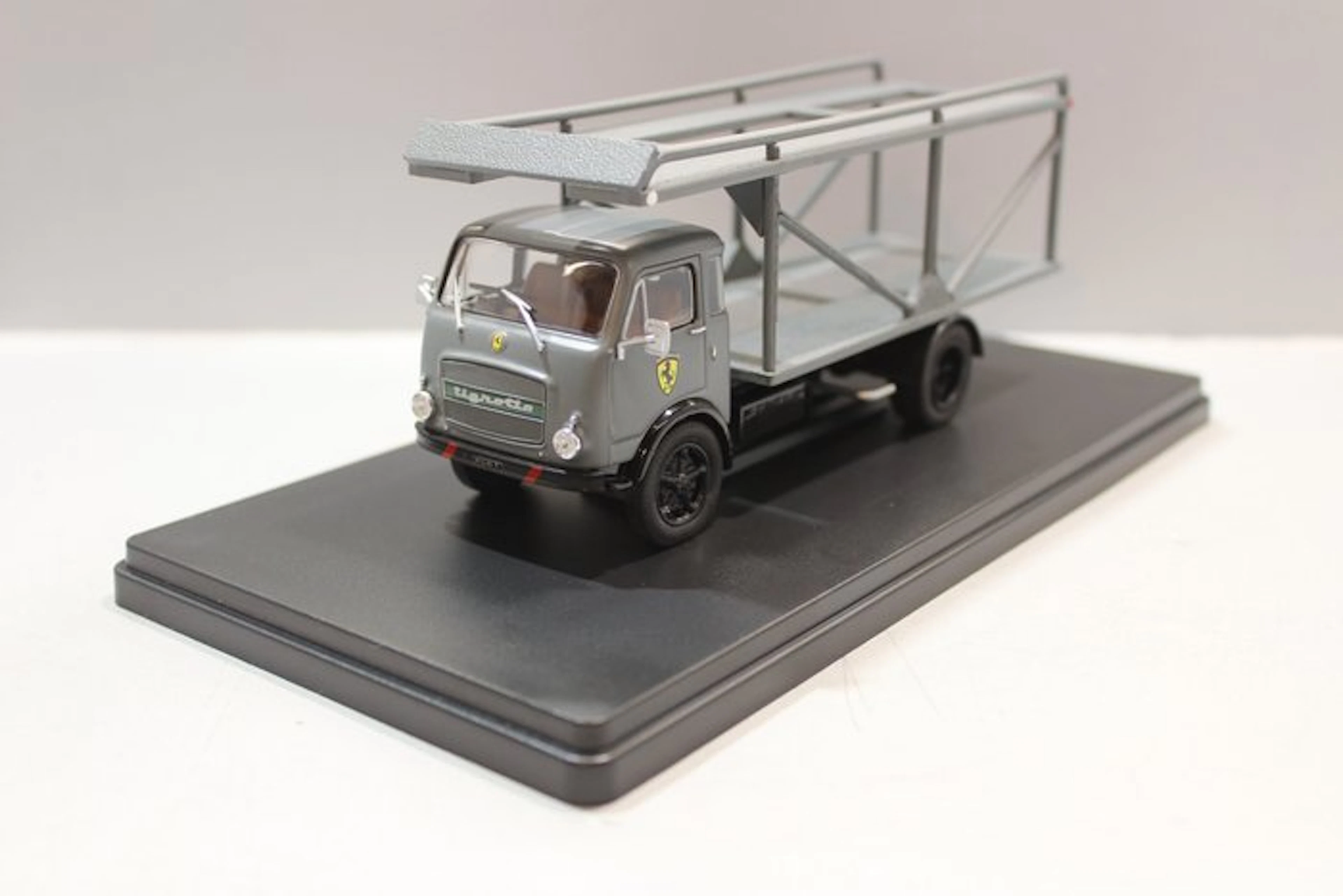 AM.71 1:43 - Model car - OM Tigrotto servizio/ porte-voitures Ferrari