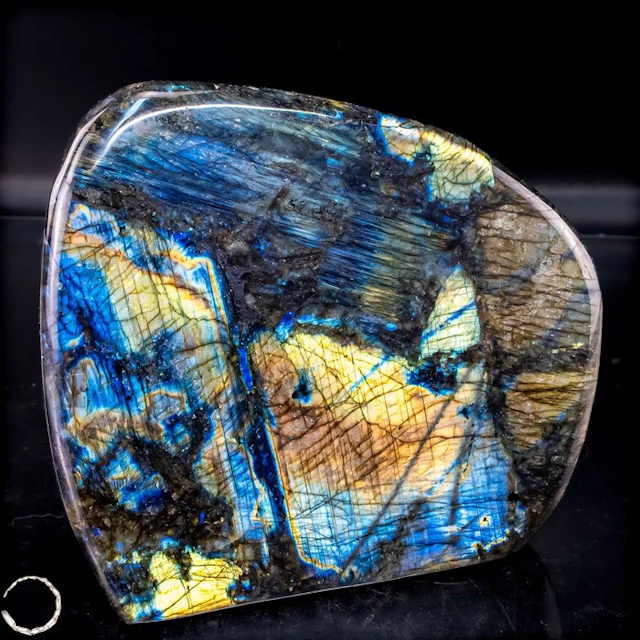 Natural labradorite from Madagascar – Nature's shimmering...
