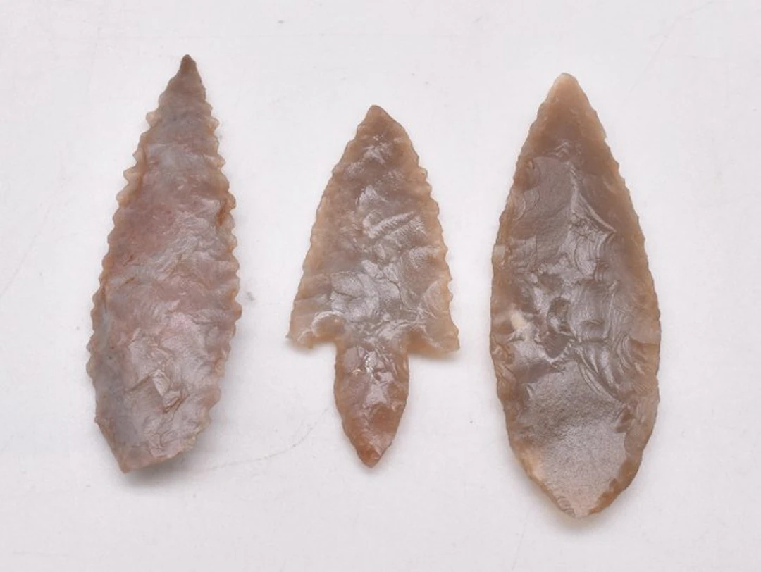 Neolithic Jasper, Flint 3 Amazing Arrowheads 4 cm to 5 cm (No reserve price)