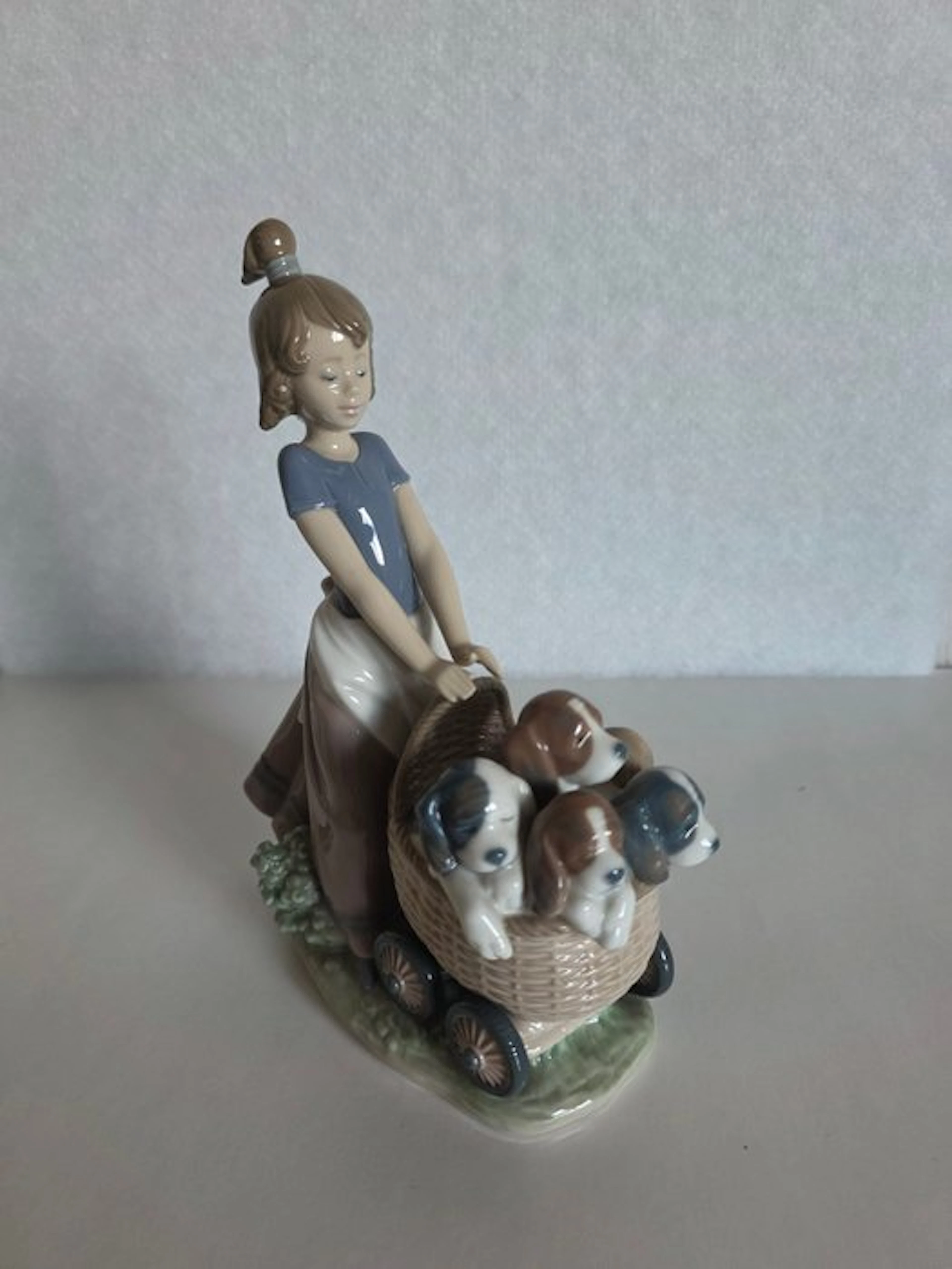 Lladró - Figurine - Litter of Fun (Paseando Cachorros Coche) 5364 - Porcelain