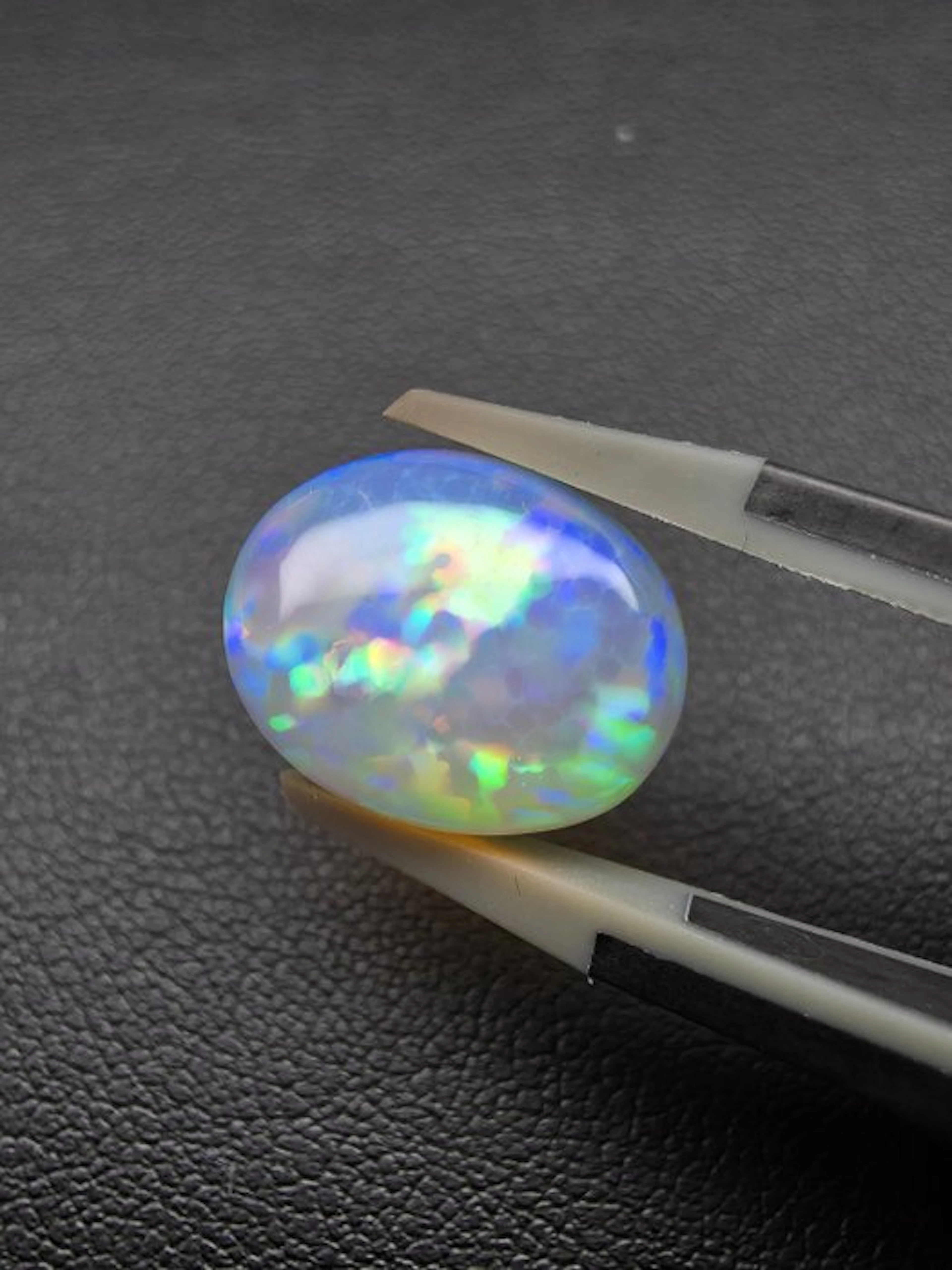 4.80ct Natural White Opal Cabochon - Height: 14 mm - Width: 11.3 mm- 0.96 g