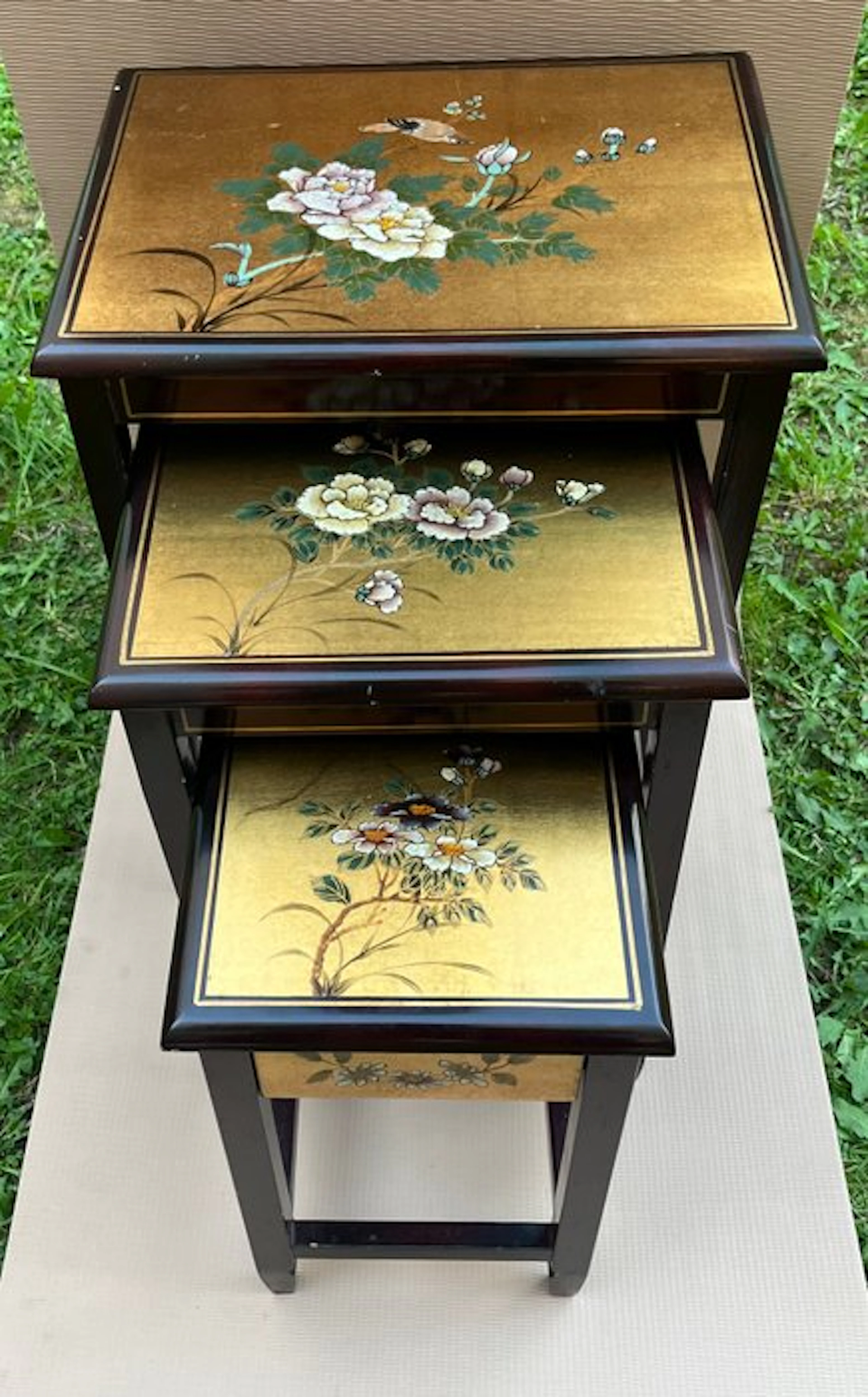 Nesting tables (3) - Wood - Lacquered decor of blossom and birds