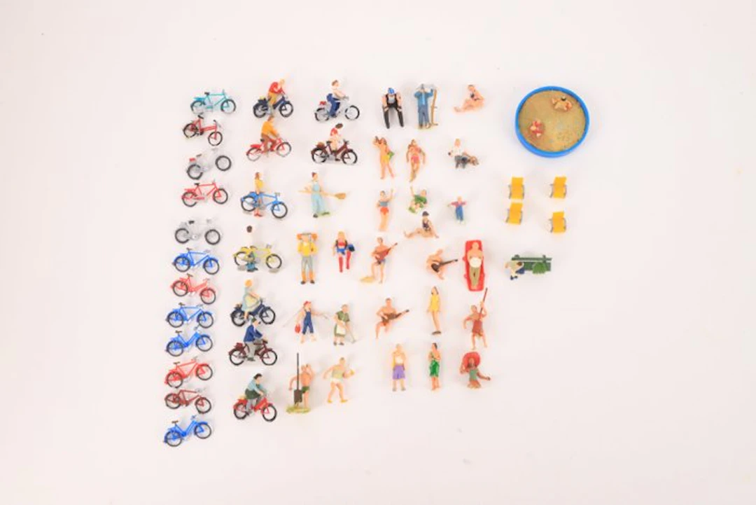 Preiser H0 - Model train figures (50) - Bathers, cyclists, and figures