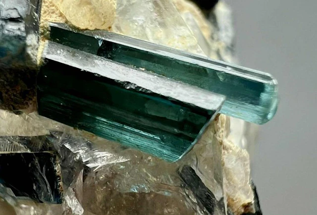 Tourmaline Crystal cluster - Height: 38 mm - Width: 24 mm- 19 g - (1)