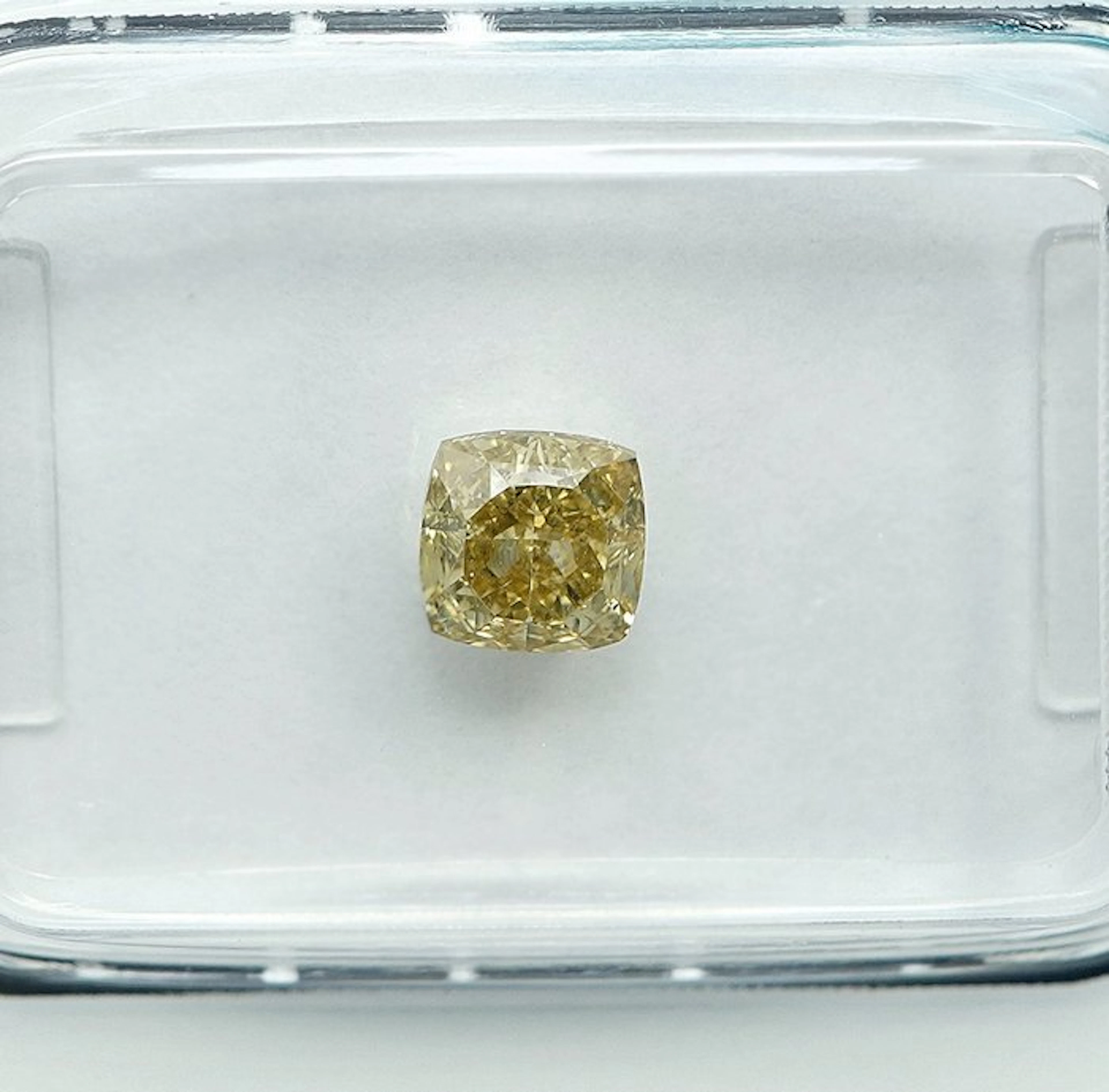 1 pcs Diamond (Natural coloured) - 0.66 ct - Cushion...