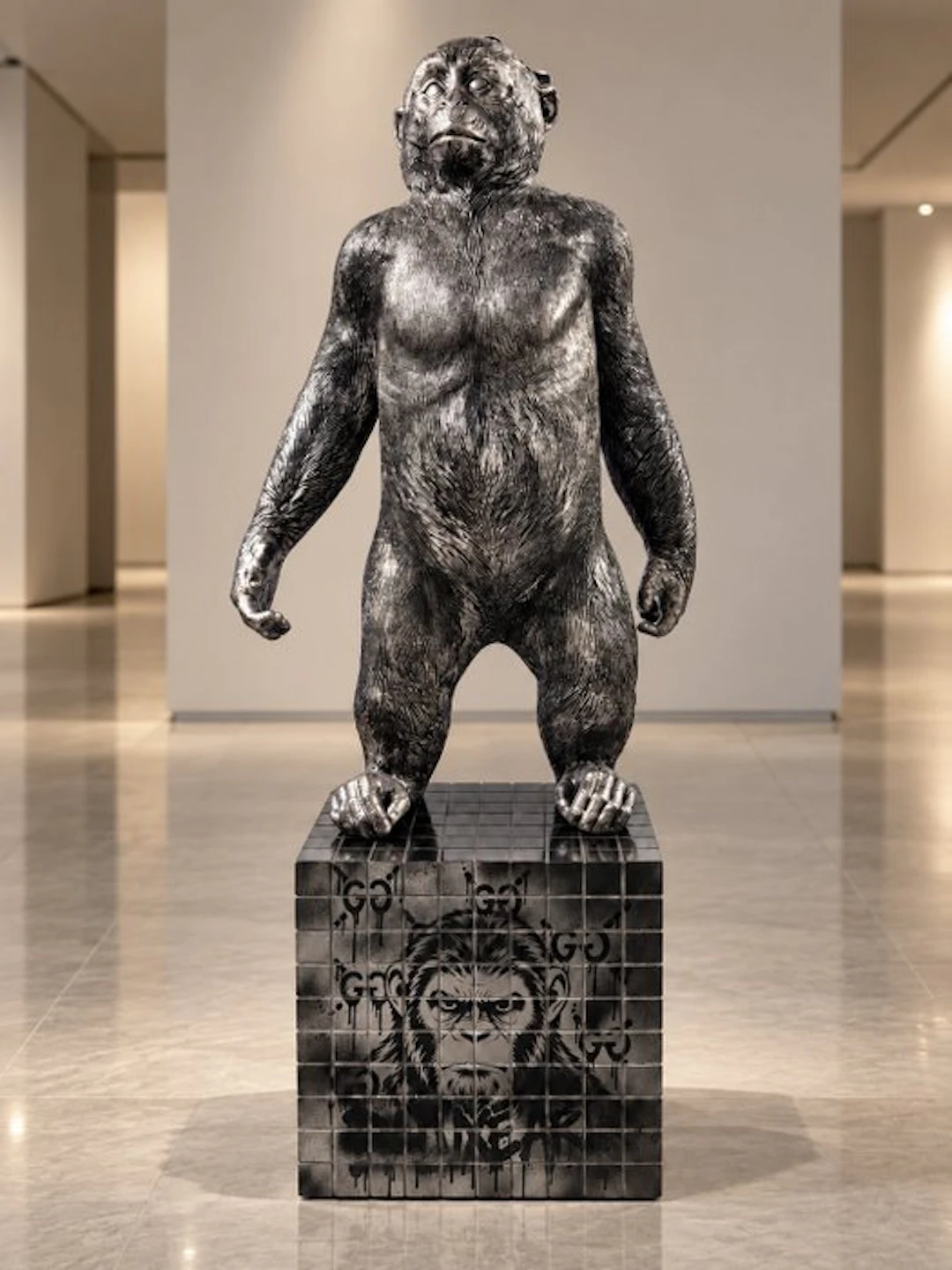 Daluxe Art - 1999 • XXL Silver Pop Art Monkey Display – 110 cm