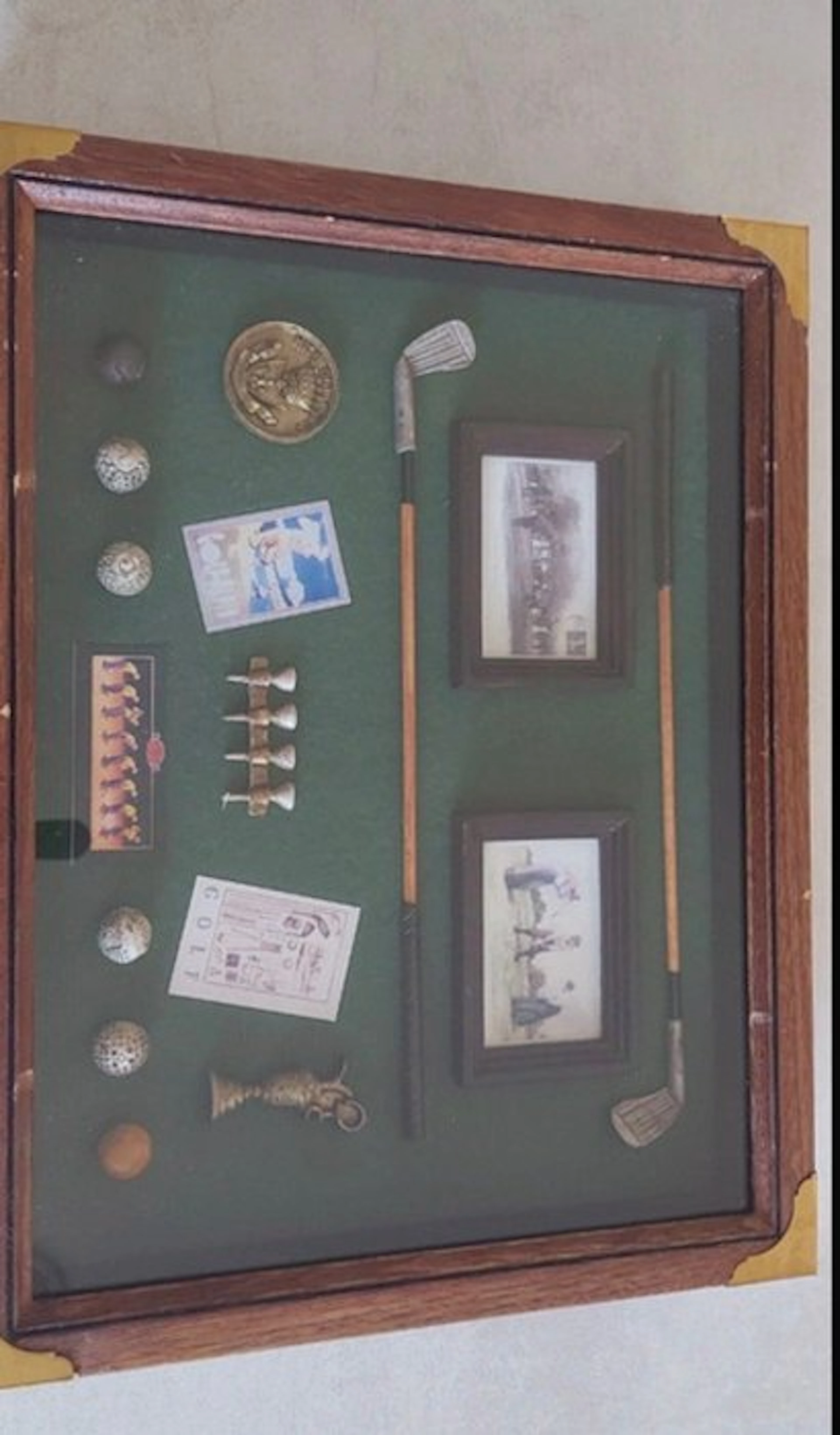 golf, Historic golf set displayed in a period case
