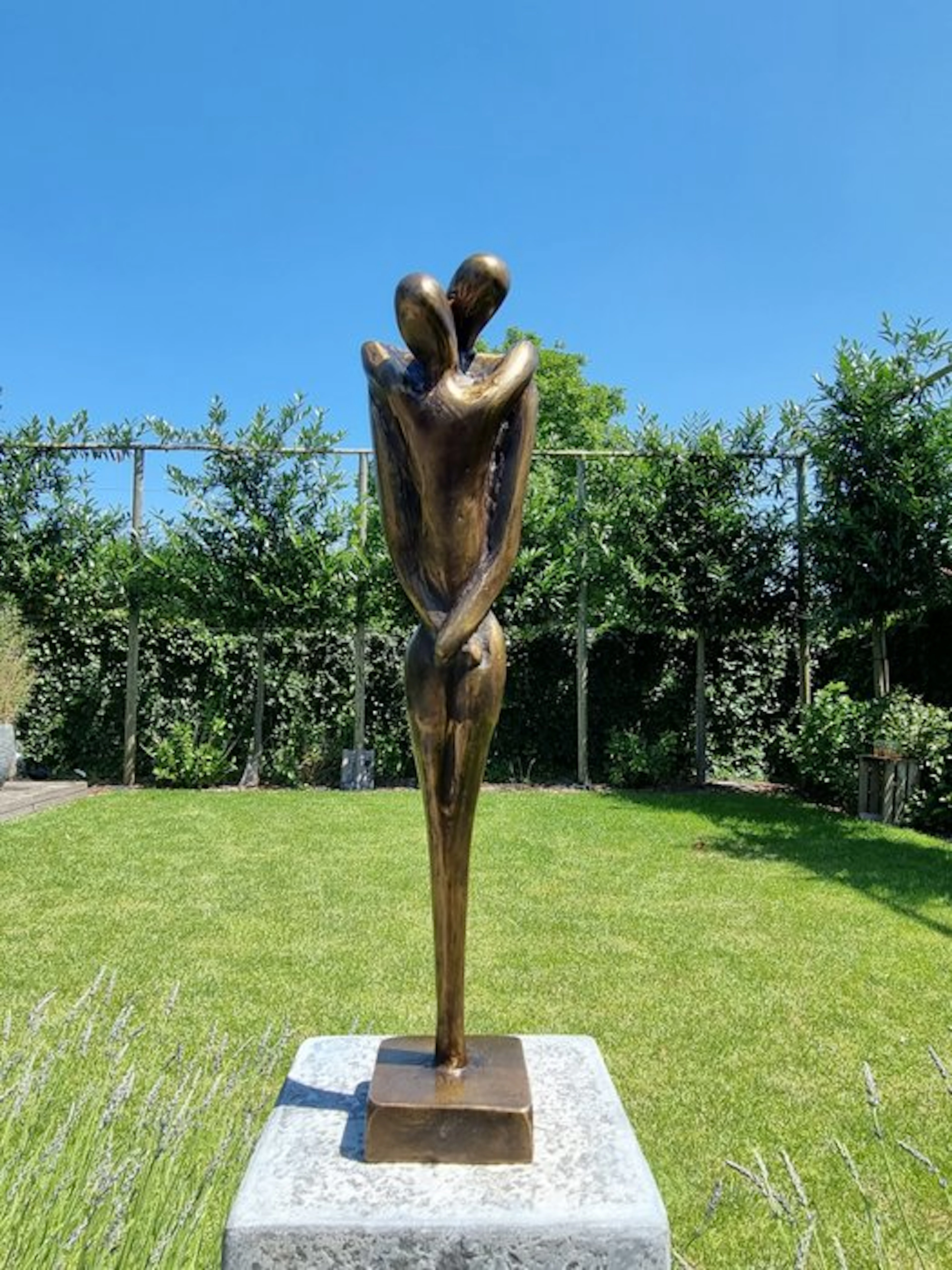 Figurine - An embracing couple - Bronze