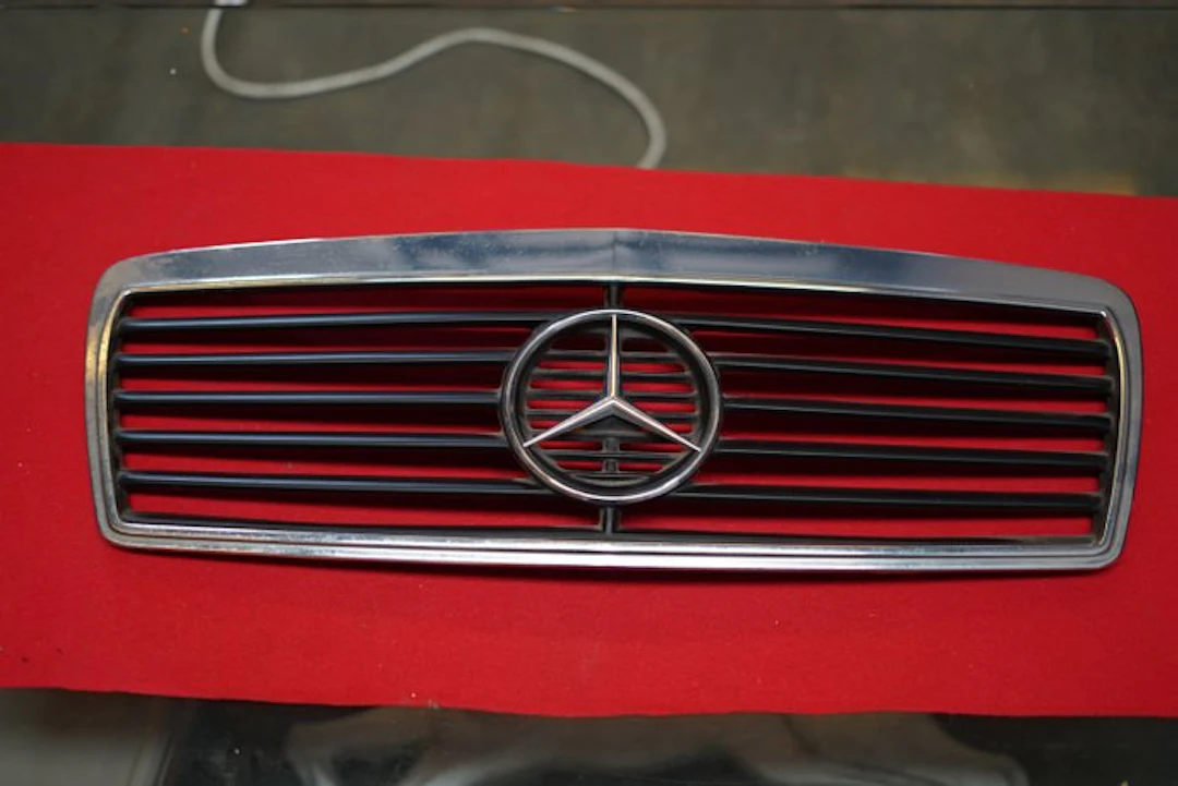 Grille - Mercedes-Benz - Front grille with three-pointed star emblem