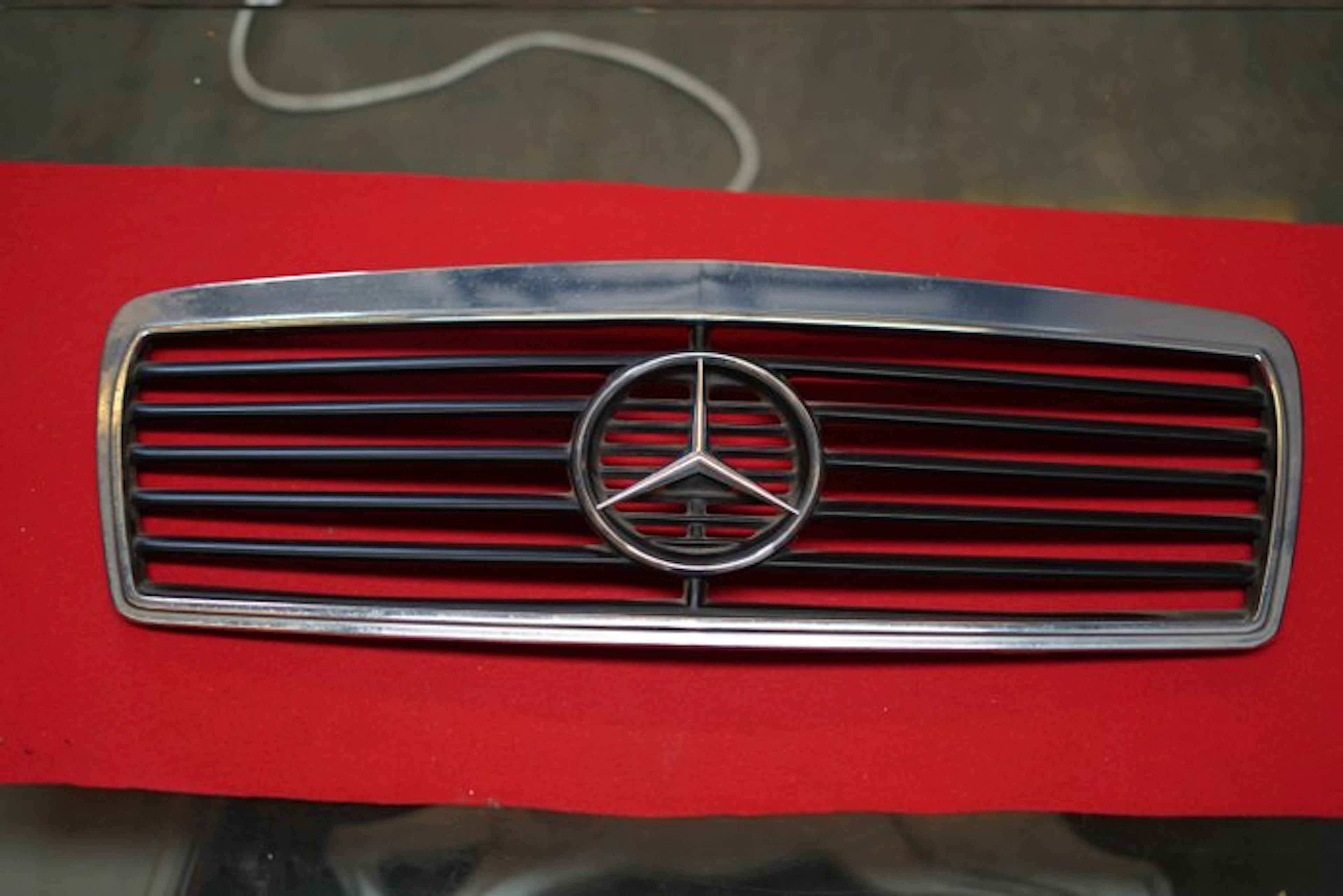 Grille - Mercedes-Benz - Front grille with three-pointed star emblem