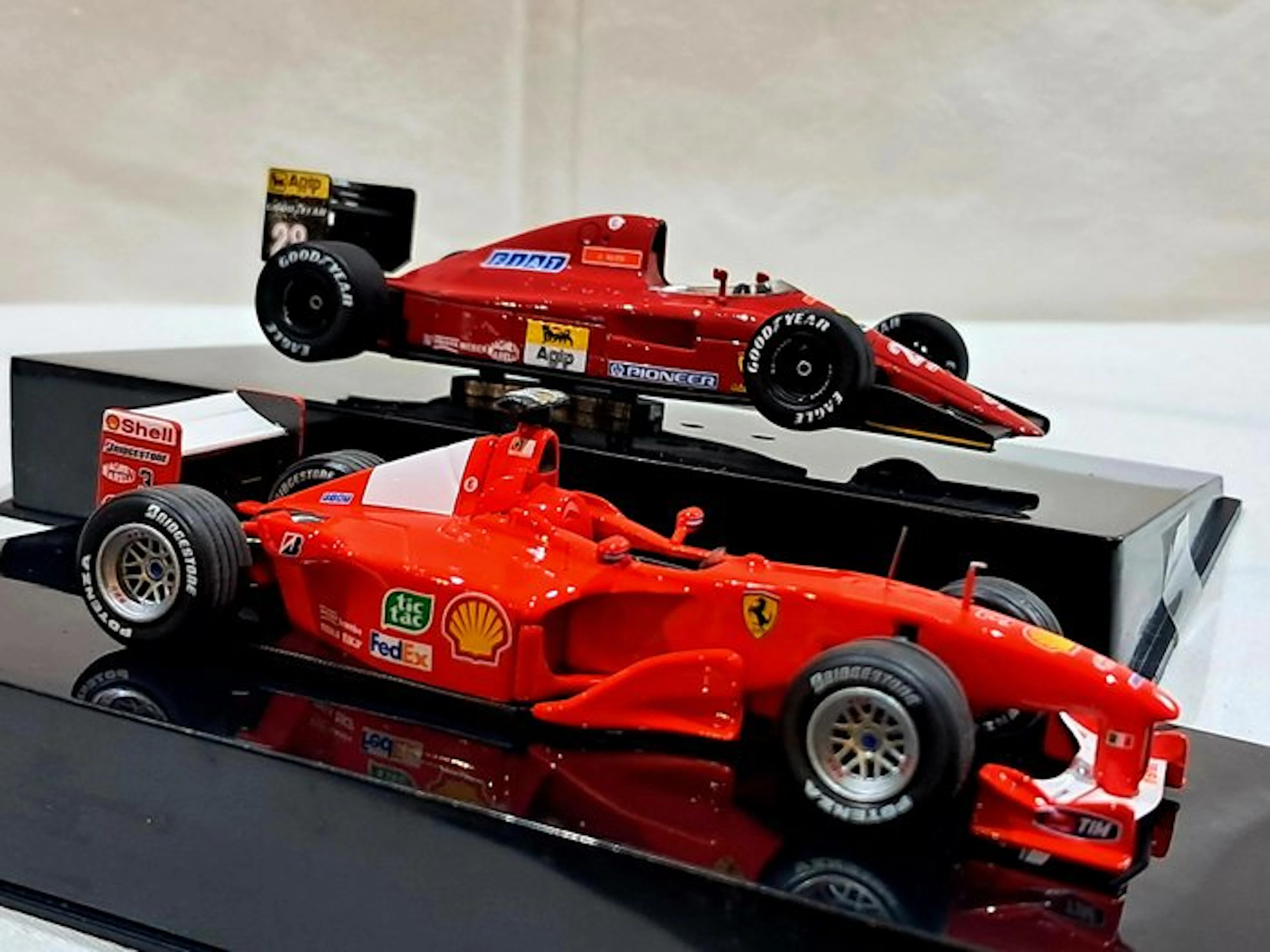 Hot Wheels 1:43 - Model race car (2) - FERRARI F1-2000...