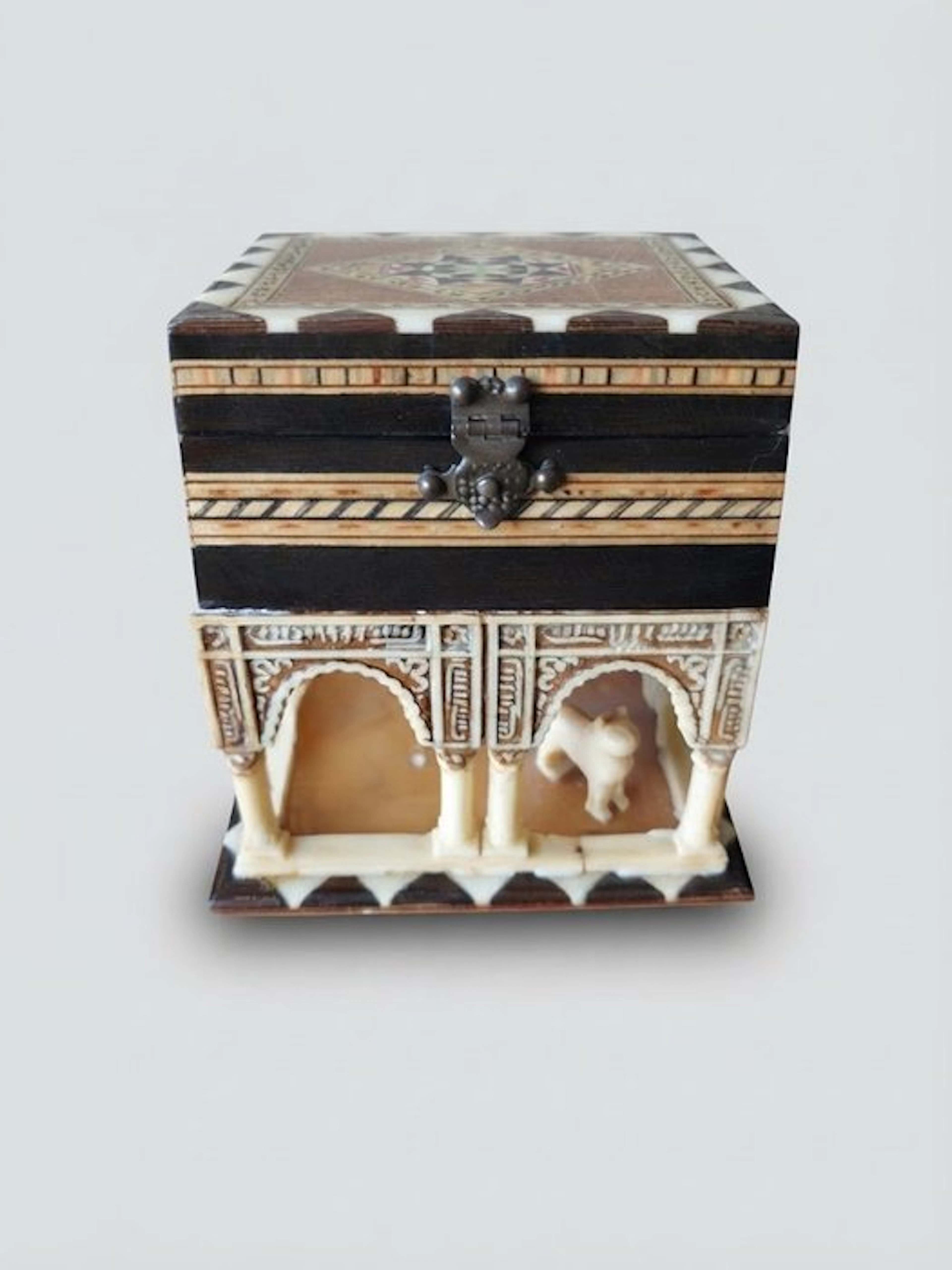 Tempel - Music box - 1990-2000 - Intarsia Style Music Box