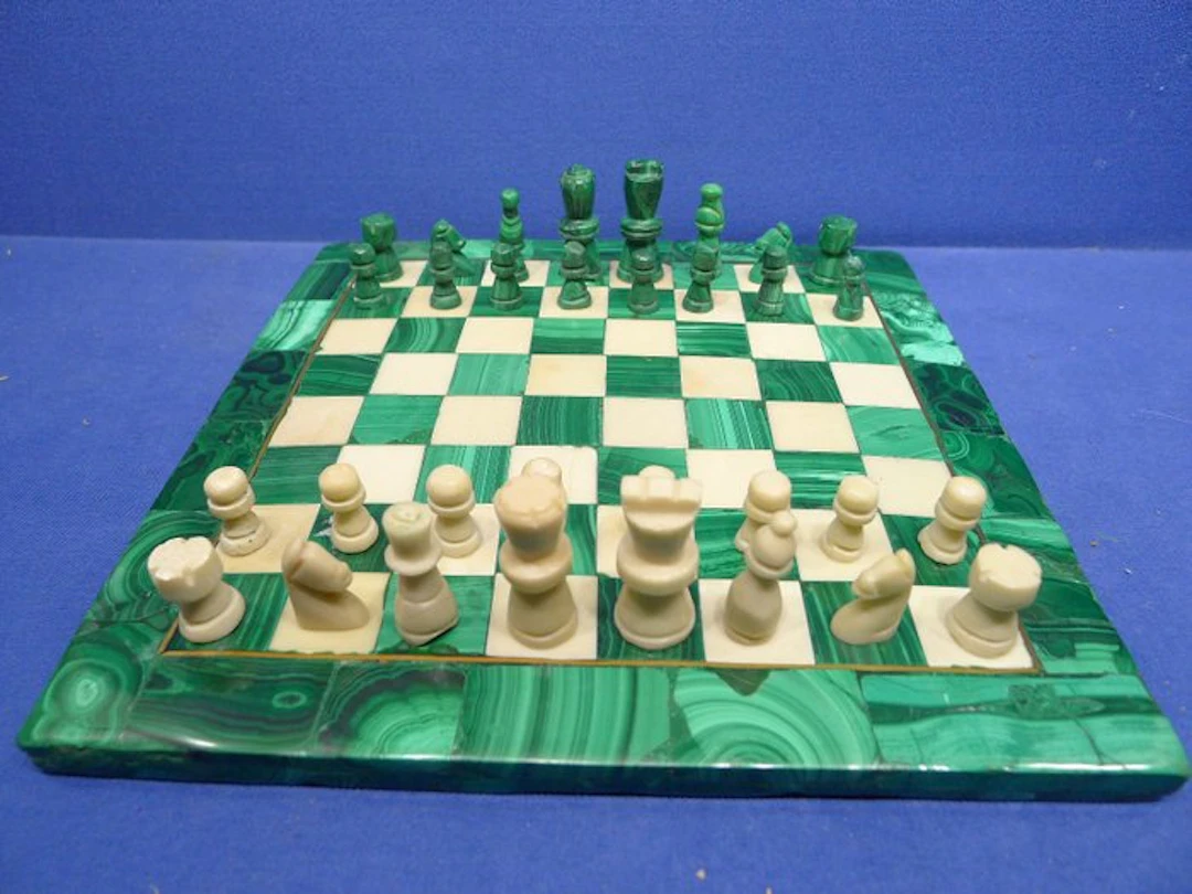 jeu d'échecs en malachite et marbre blanc art tribal...