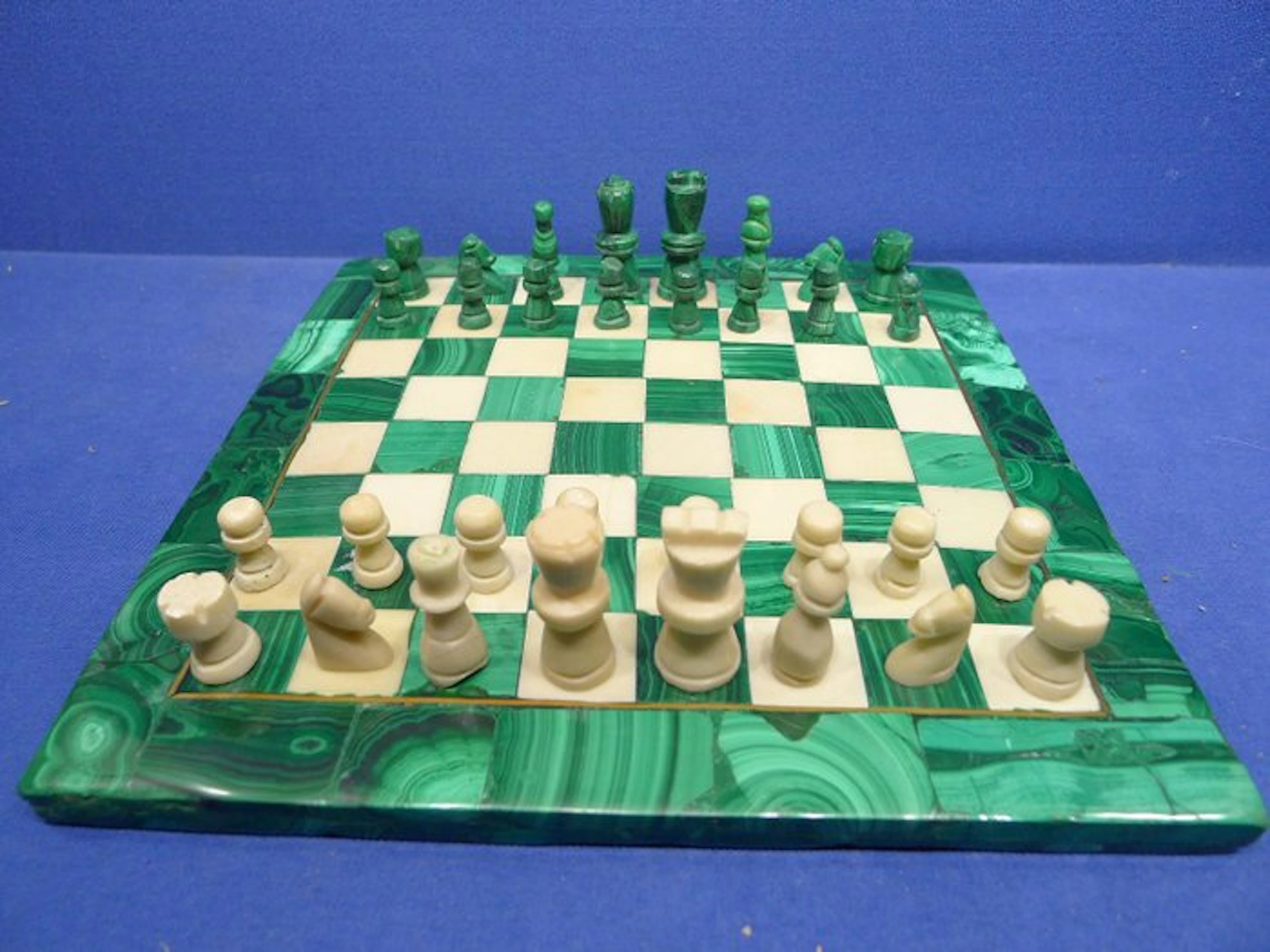 jeu d'échecs en malachite et marbre blanc art tribal...