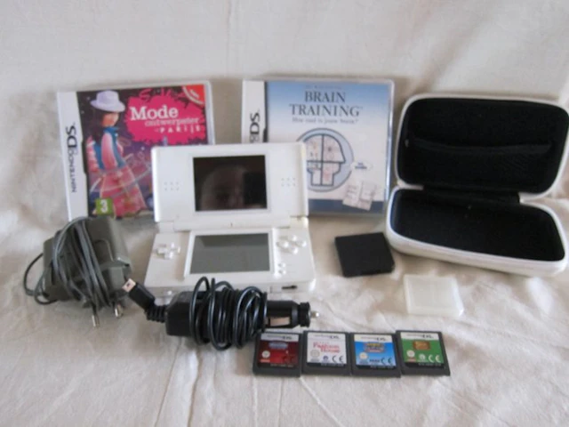 Nintendo - DS lite - Nintendo DS Lite console + 6 games...