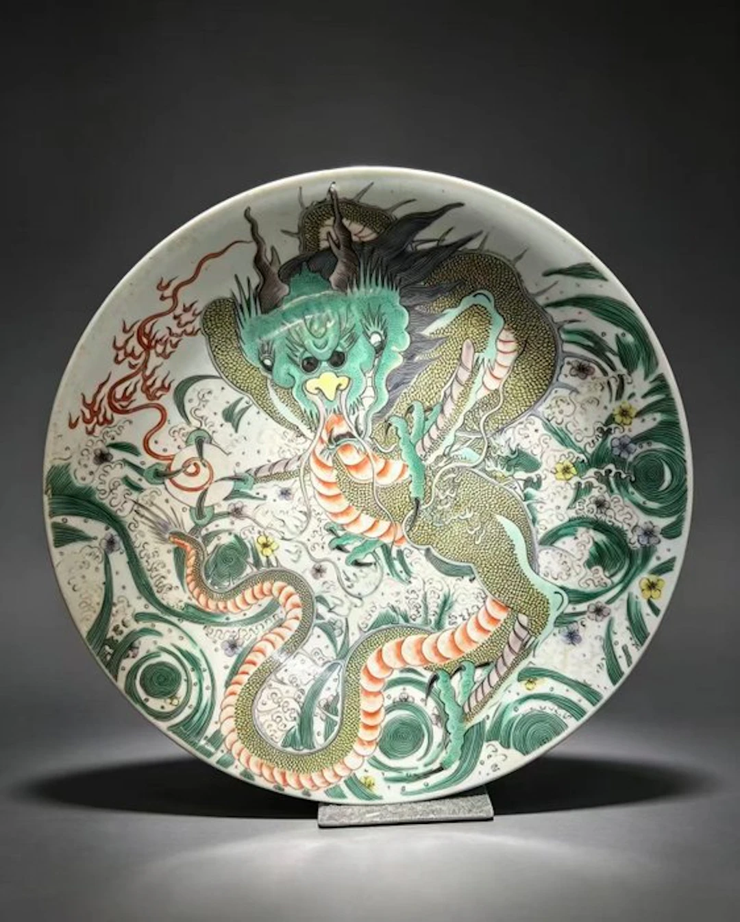 Chinese Wucai porcelain dragon charger plate - modern