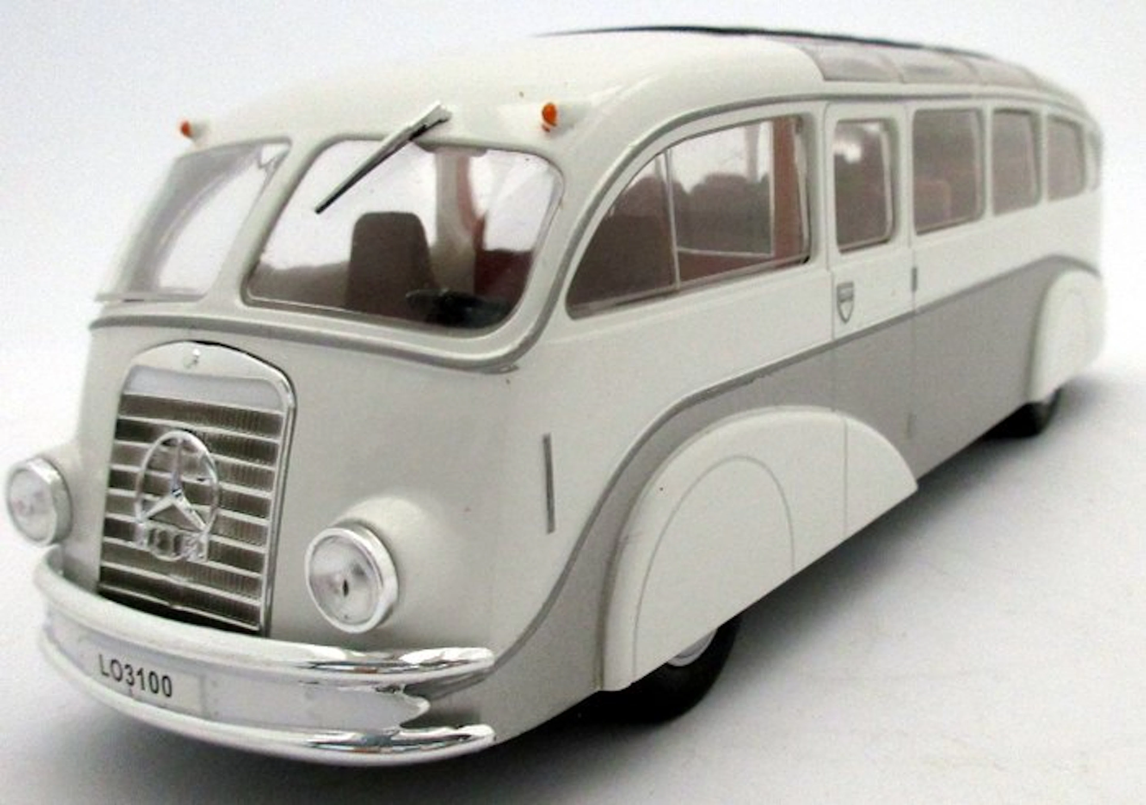 IXO, Atlas 1:43 - Model bus - Mercedes-Benz LO 3100 Streamliner 1935 Grey/White
