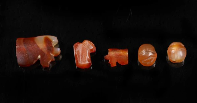 Ancient Egypt carnelian amulets - 1.2 cm
