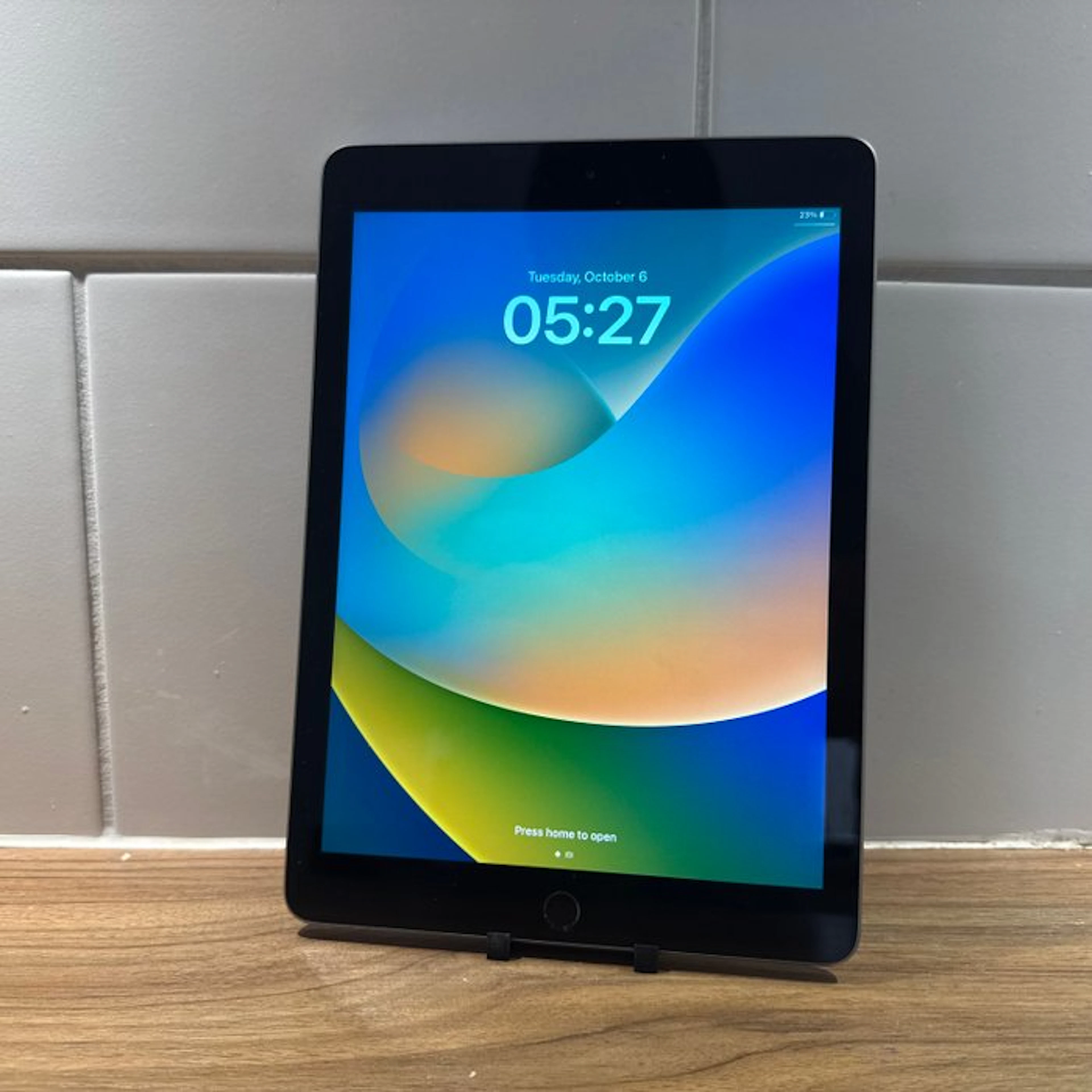 Apple iPad (5th Generation) 128GB Wifi - Mobile phone