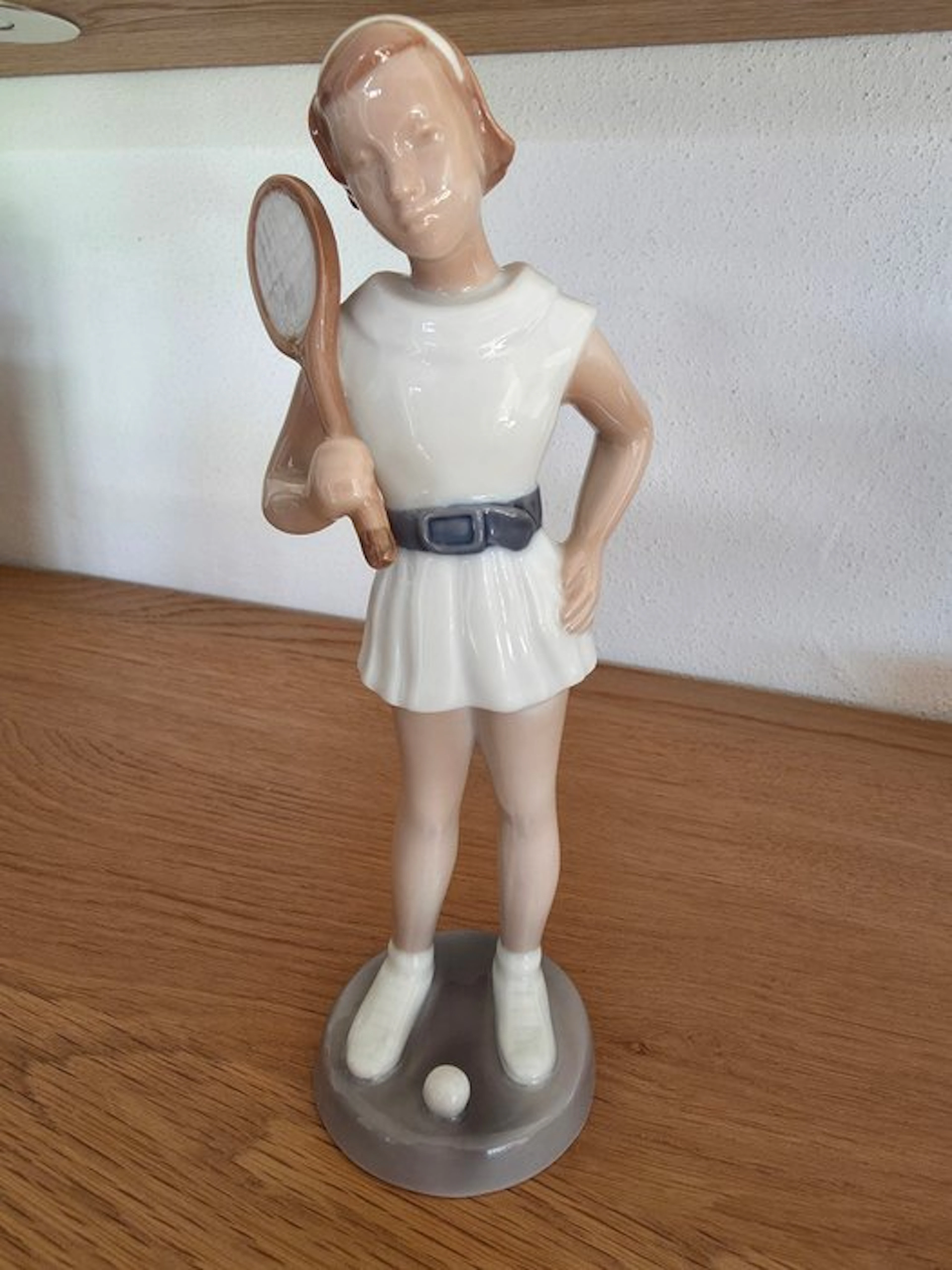 Bing & Grondahl - Figure - Mädchen mit Tennisschläger - Porcelain