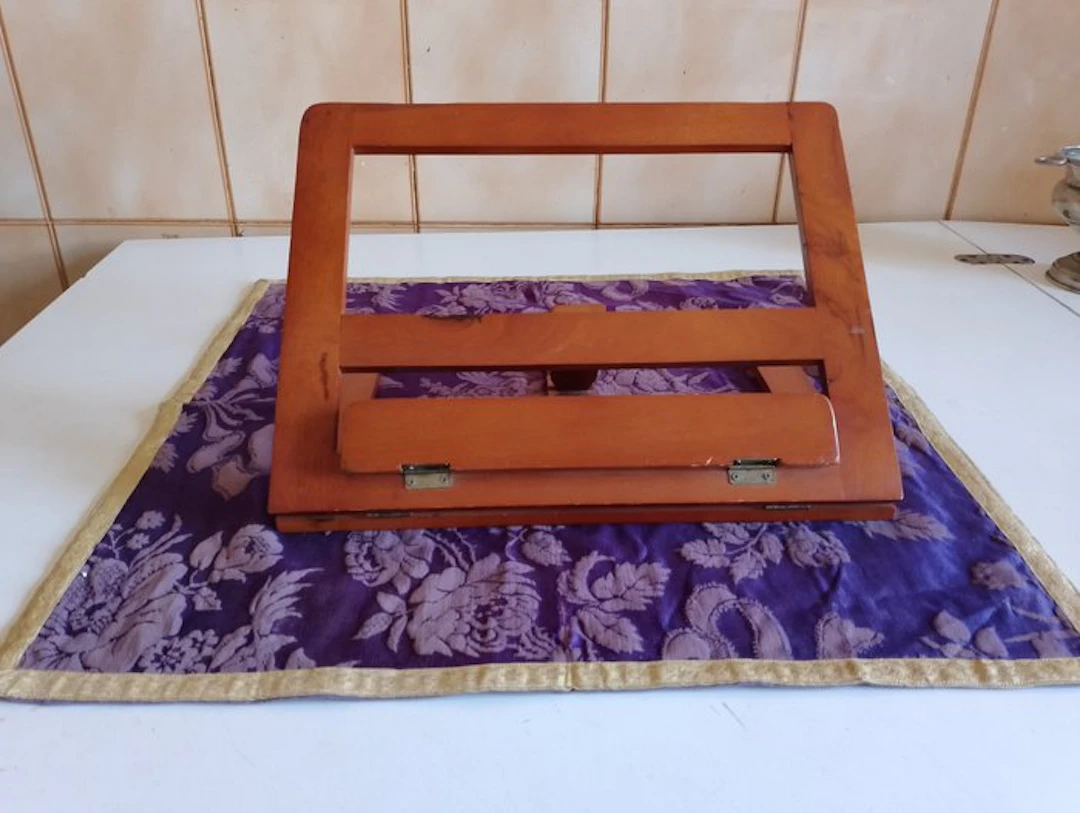 Wooden lectern and square embroidery (2) - Antique - wood...