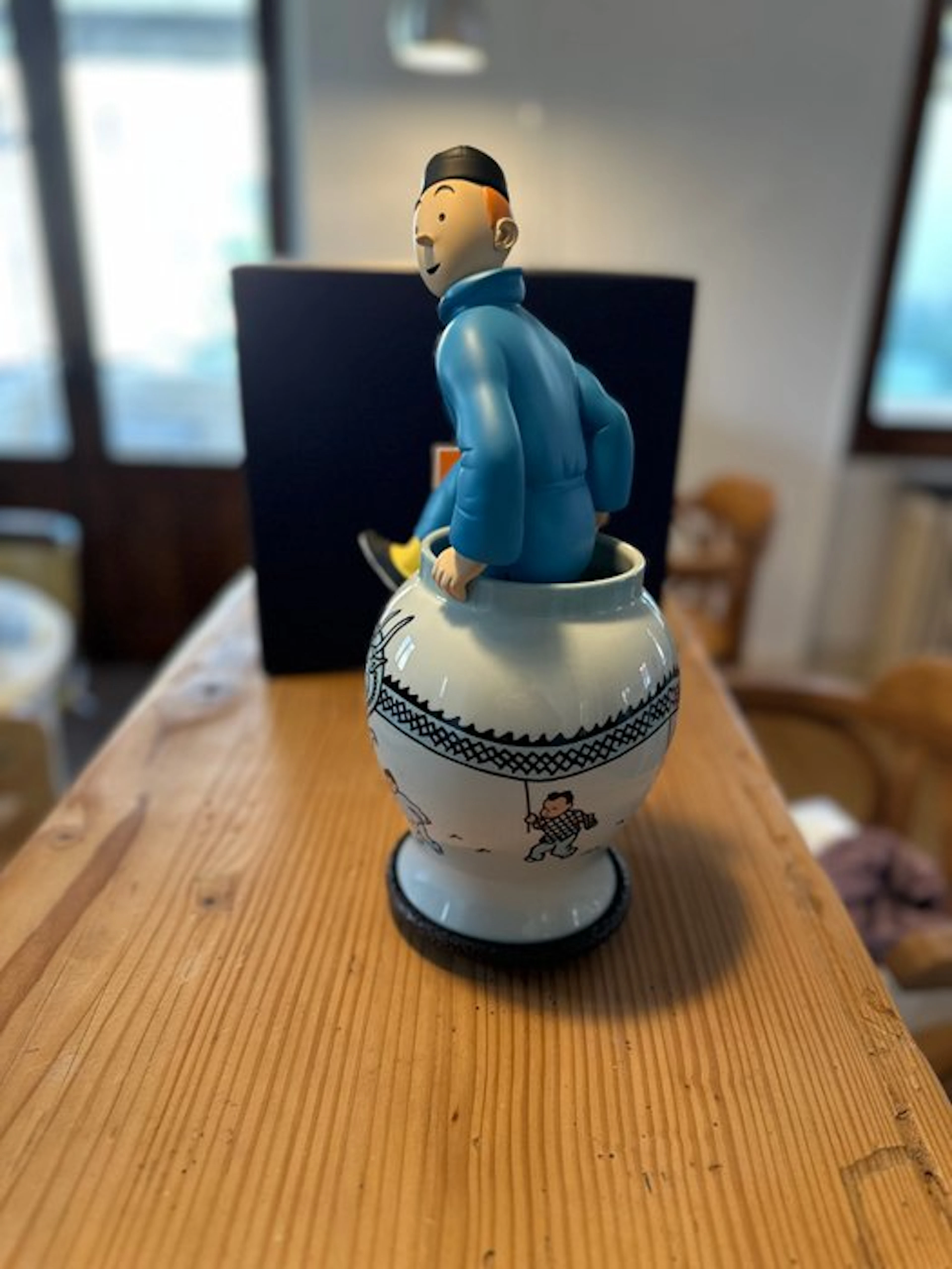 Statiuette Moulinsart 46960 - Tintin sortant de potiche