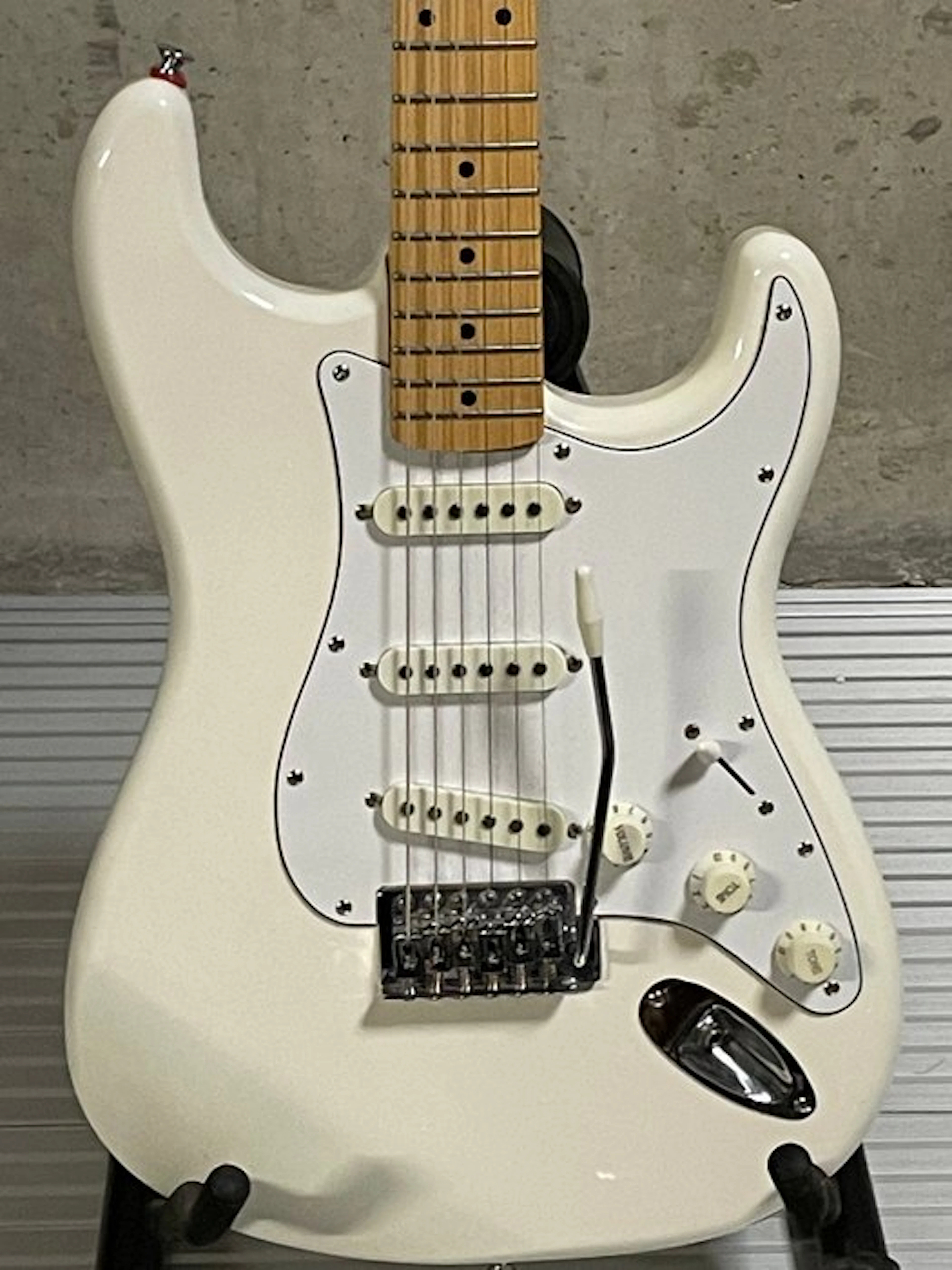Squier - Artic White Stratocaster by Fender - - Electric...