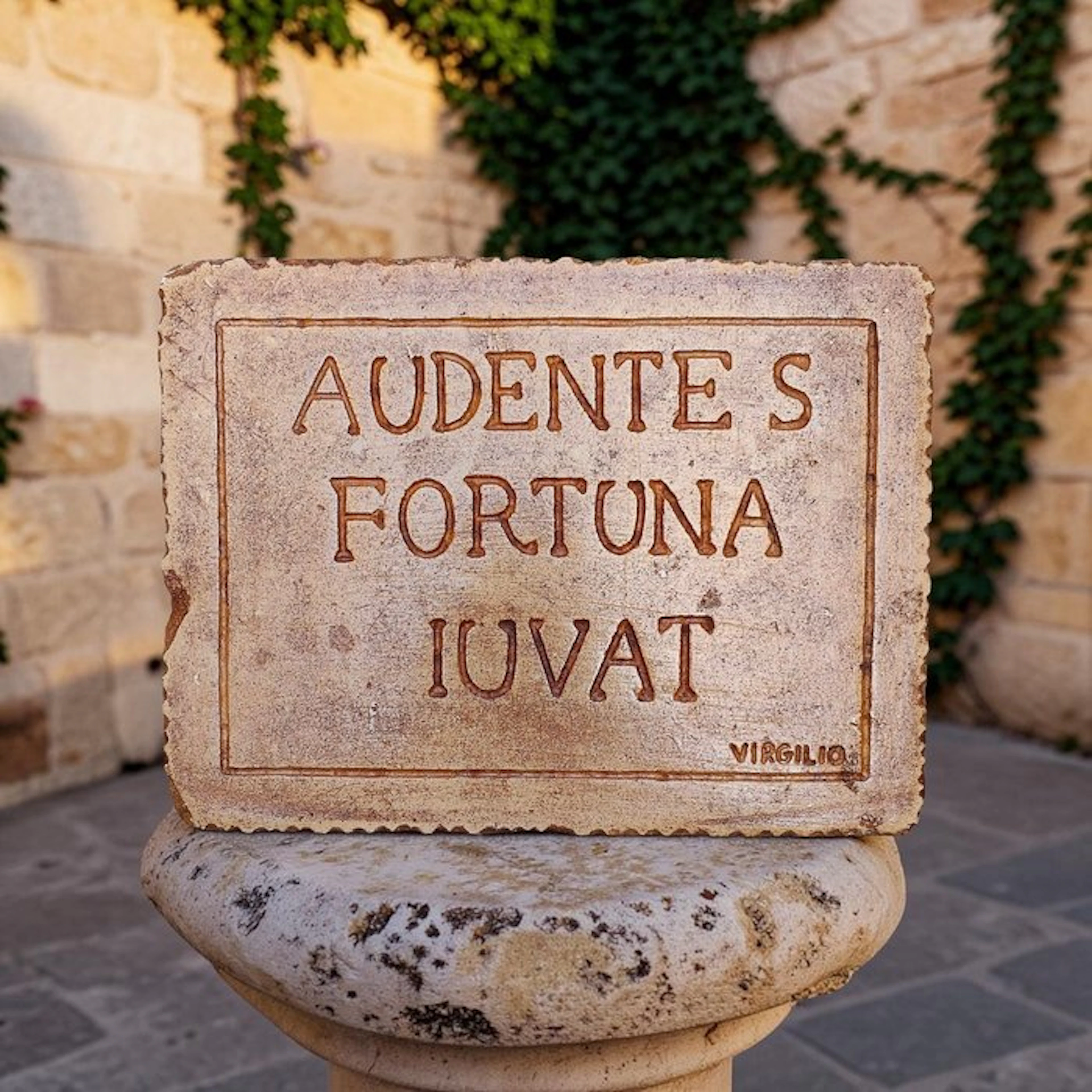 Sculpture, Epigrafe Audentes Fortuna Iuvat - 18 cm - mineral stone