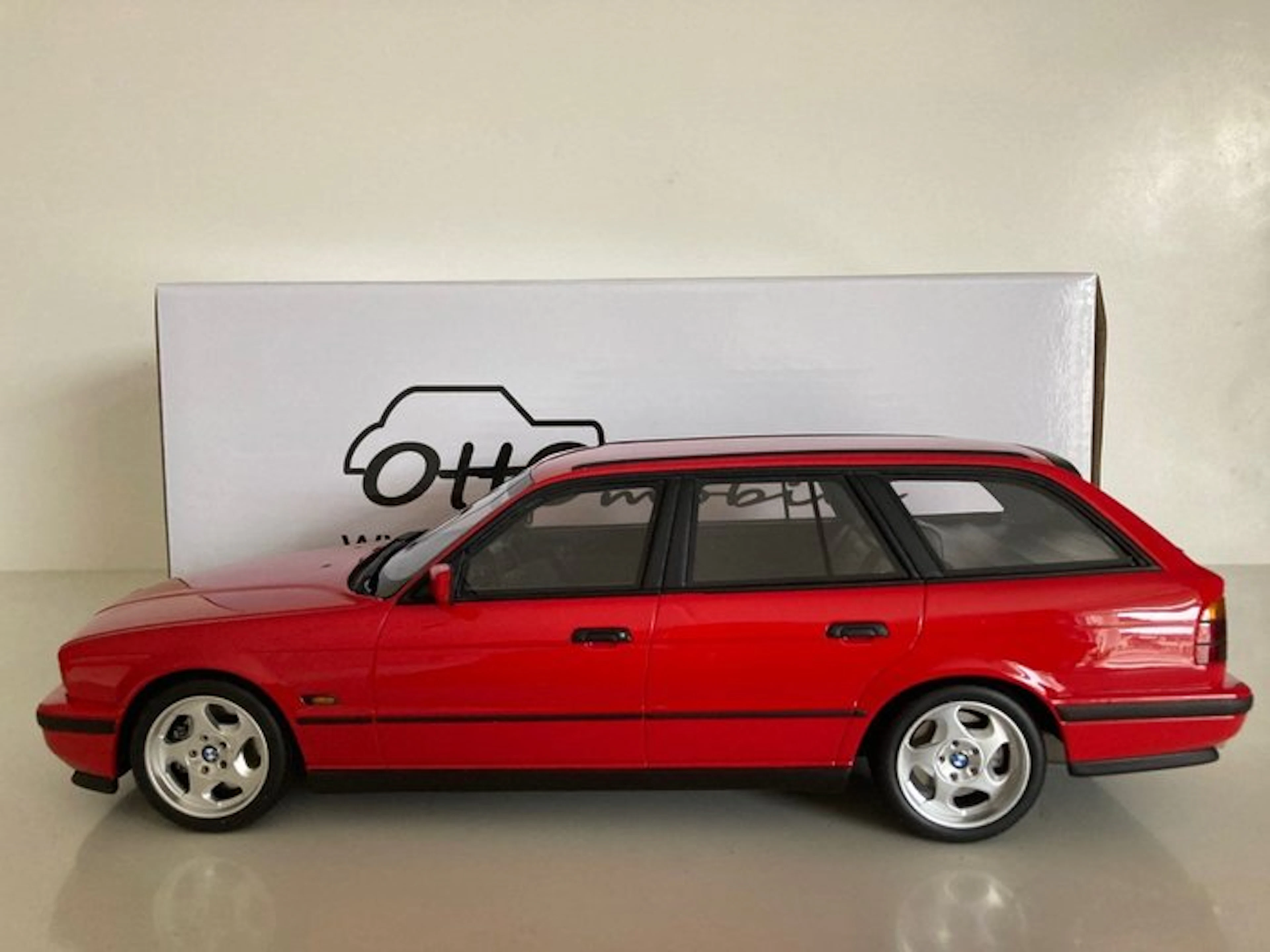 Otto Mobile 1:18 - Model car - BMW E34 Touring M5