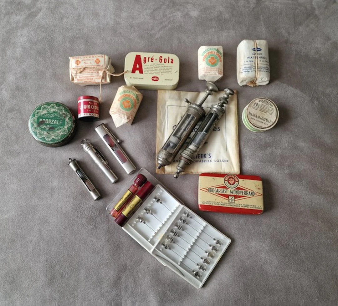 Memorabilia collection - Medical instruments and packaging - Hermes & Co