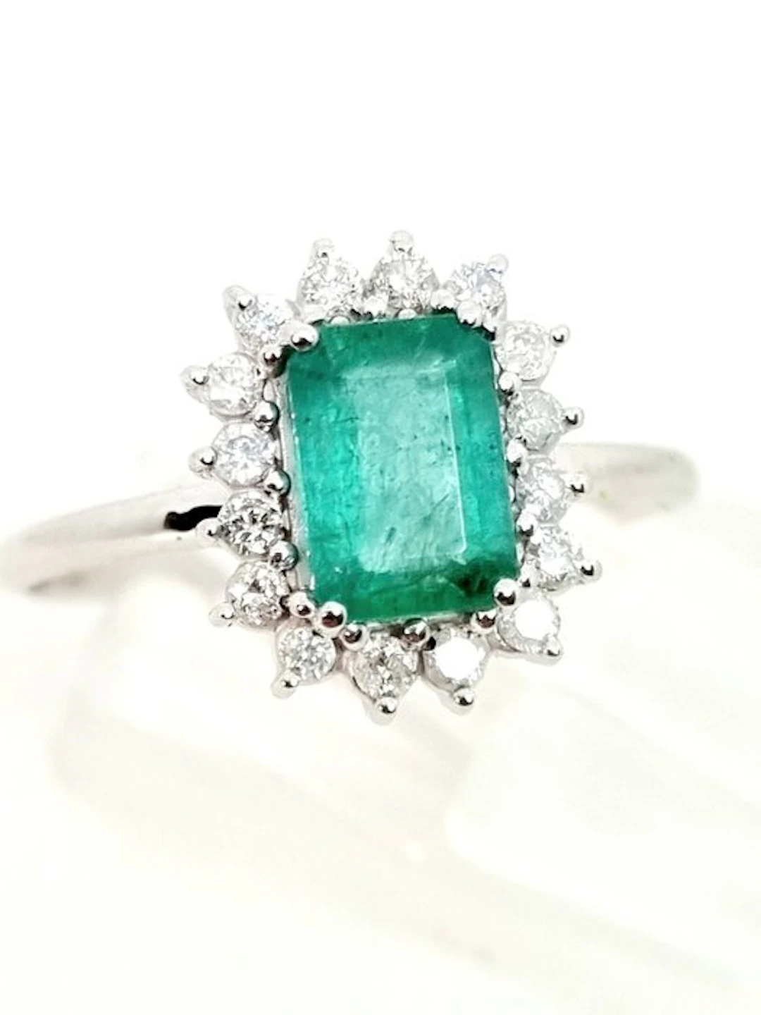 Ring - 18 kt. White gold Emerald - Diamond