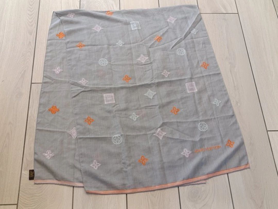 Louis Vuitton - M70385 - Foulard