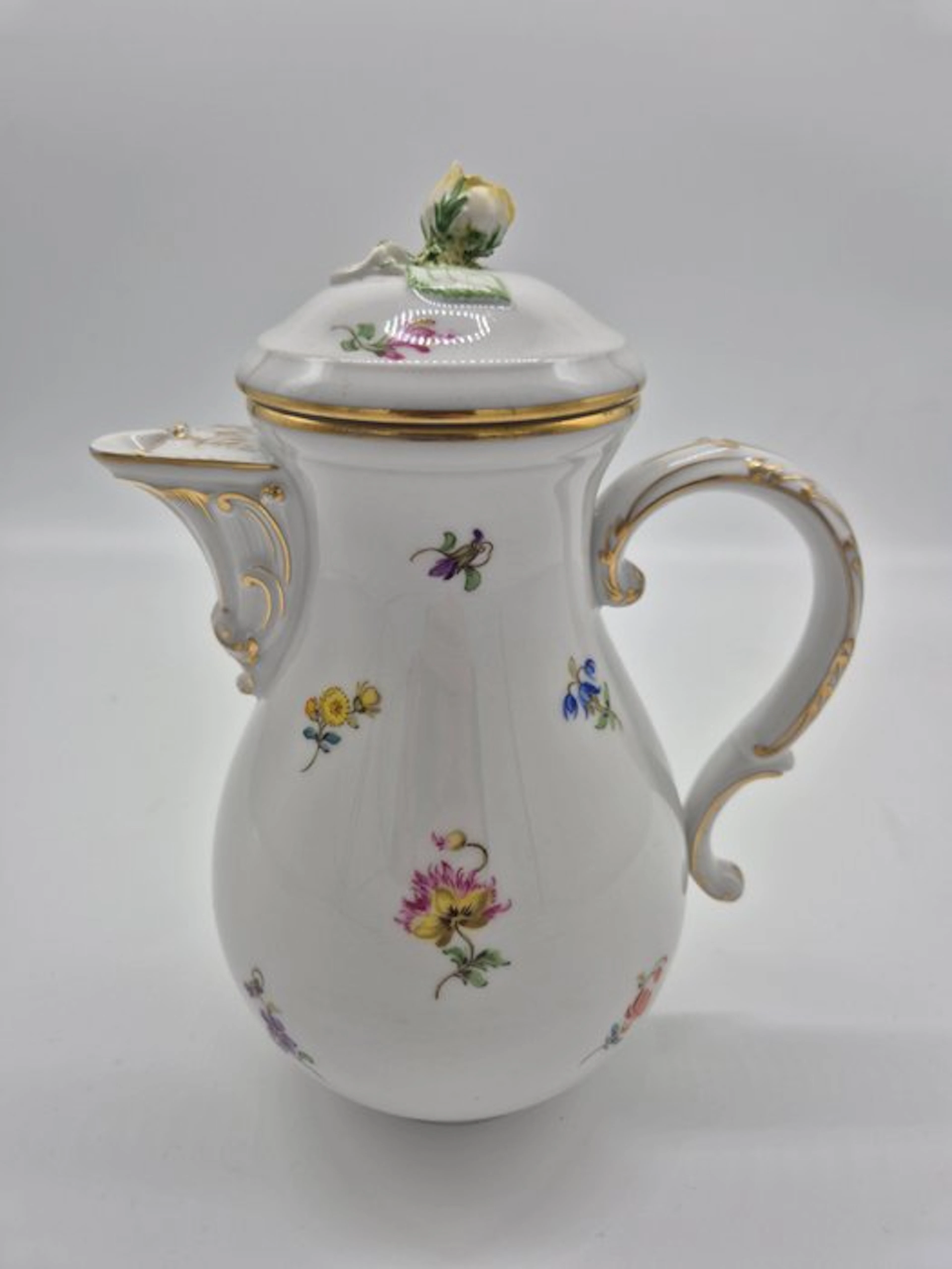 Meissen - Kaffeekanne, Dekor Streublümchen - Coffee pot - Porcelain